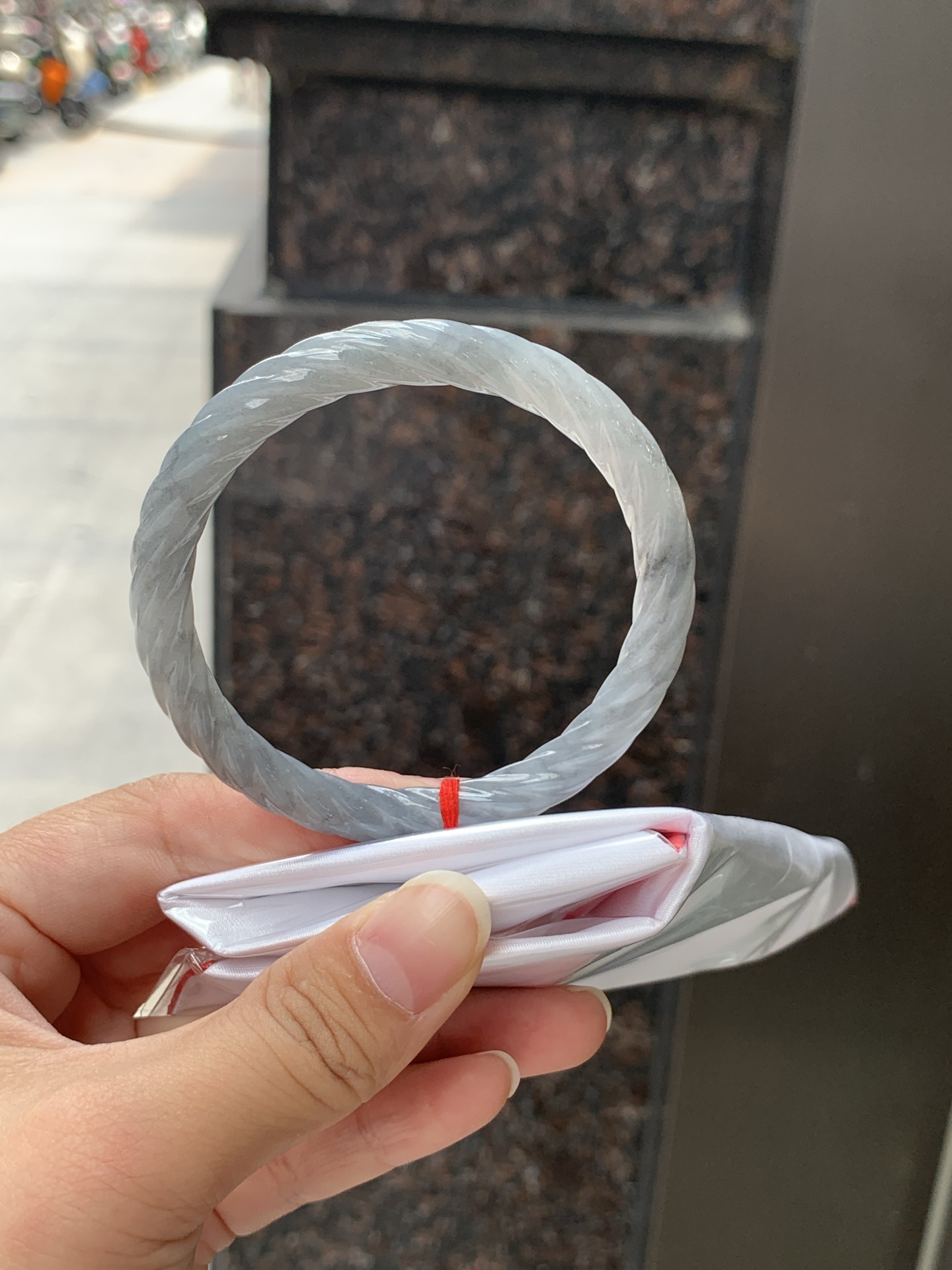 乌鸡麻花圆条 55.4-7.4-7.4 0623-152-61 无裂，精细麻花雕刻，立体感十足，冰透灰黑种水，质感冷冽，独特别致款式，小众复古。