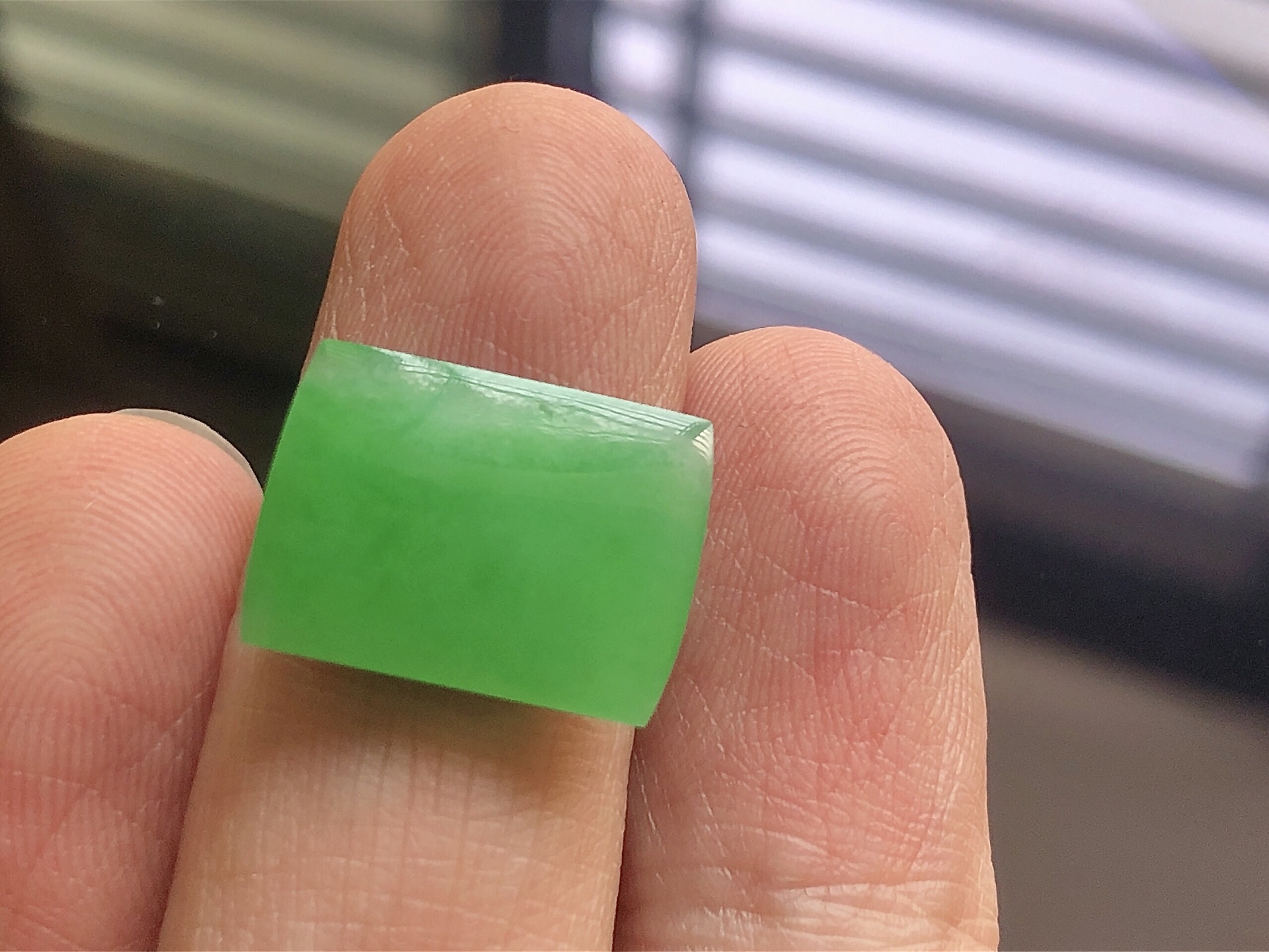 ️ 阳绿马鞍， 色泽艳阳，通透水润，玉质细腻，夺目迷人，镶嵌效果，品相，无裂，尺寸16.2*12*4