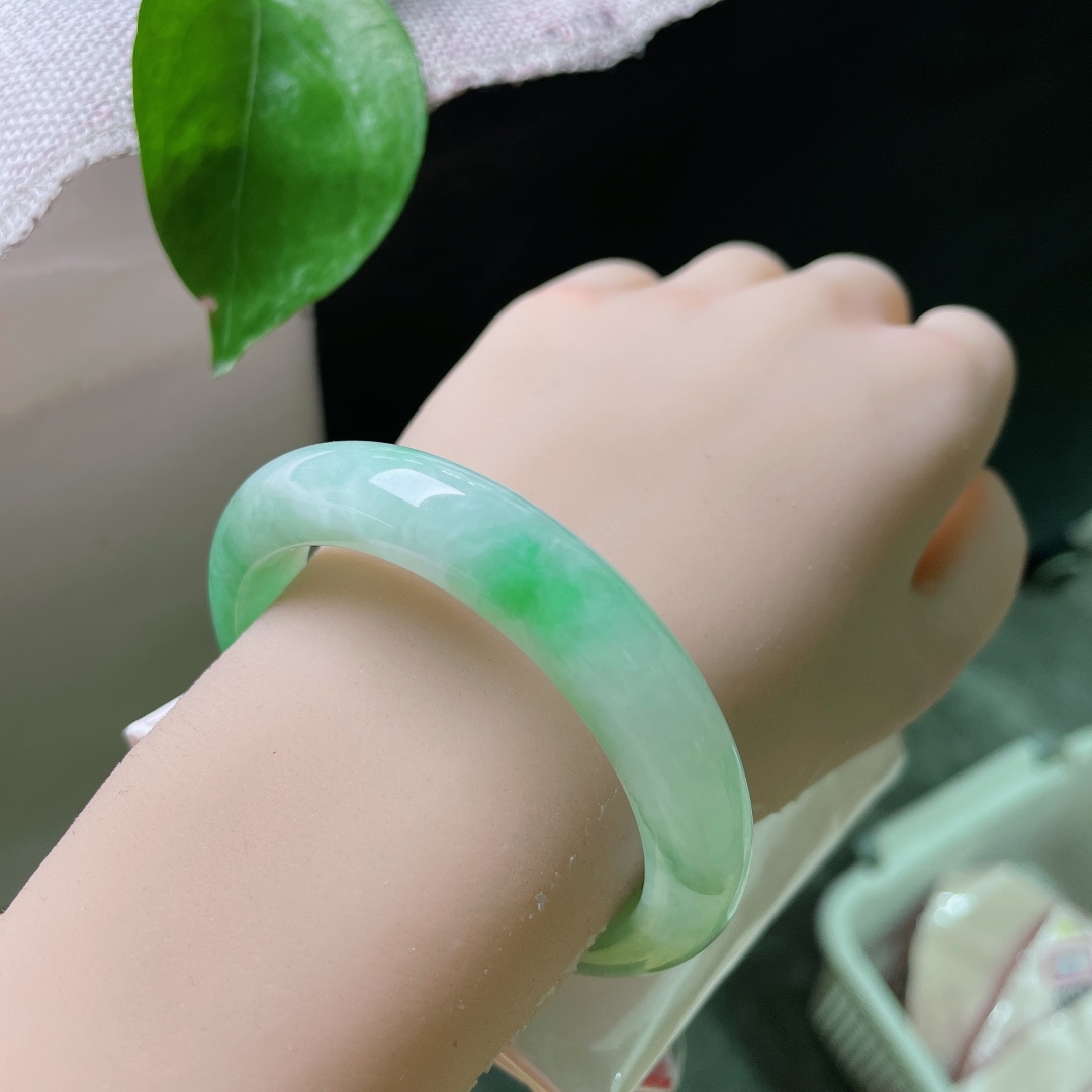 52.3/10.9/8.2，绿底正圈，耐看，甜美，一点色纹，灵动，ss55199a