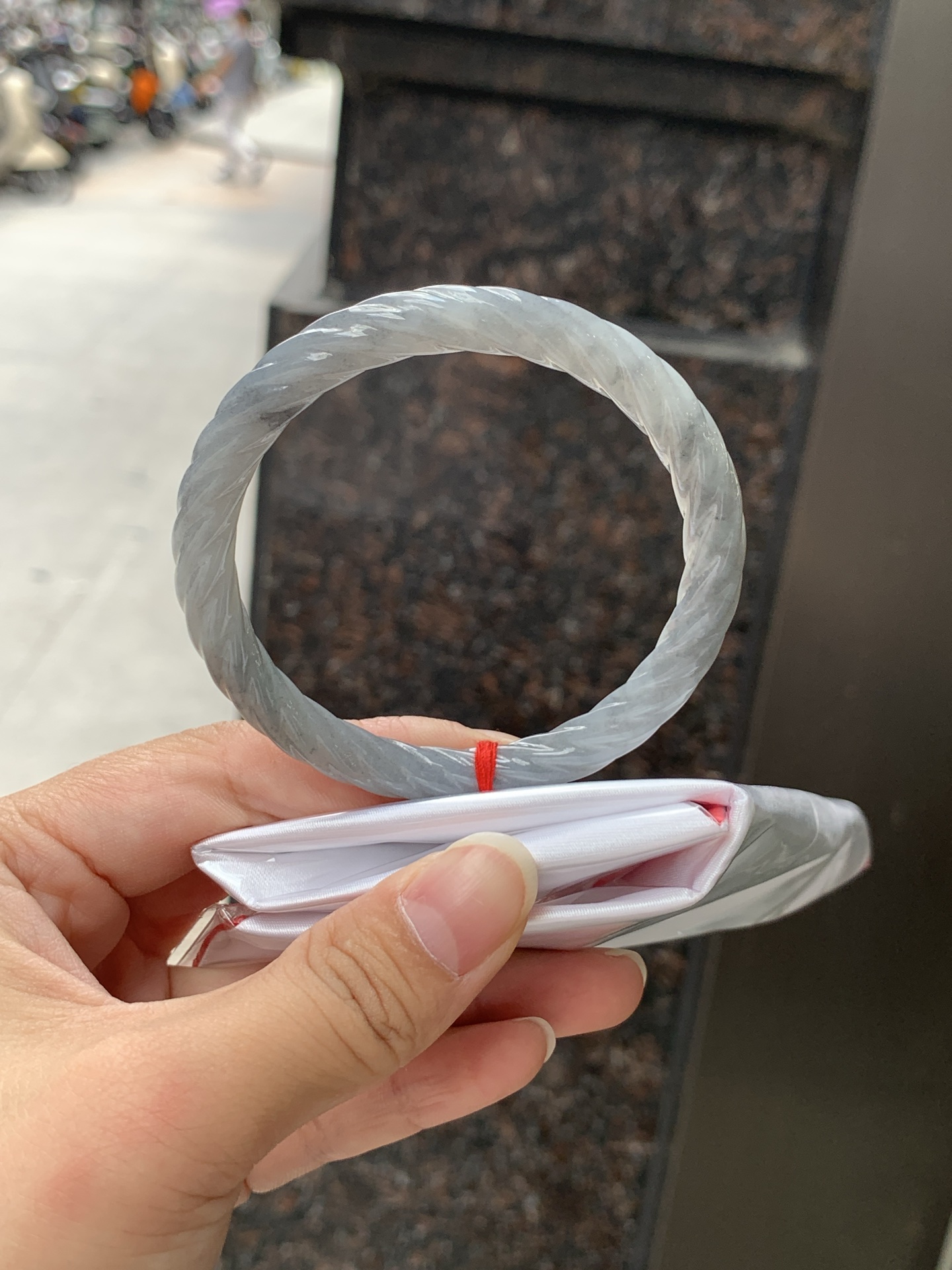 乌鸡麻花圆条 55.4-7.4-7.4 0623-152-61 无裂，精细麻花雕刻，立体感十足，冰透