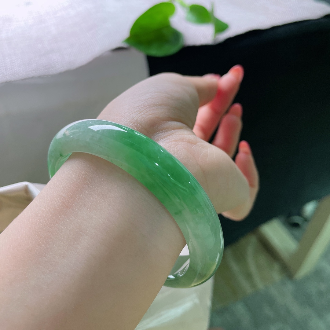 56.8/12.4/8.6，绿底正圈，翠色鲜活，玉质通透光亮，上手端庄优雅，晶体，ss53375a