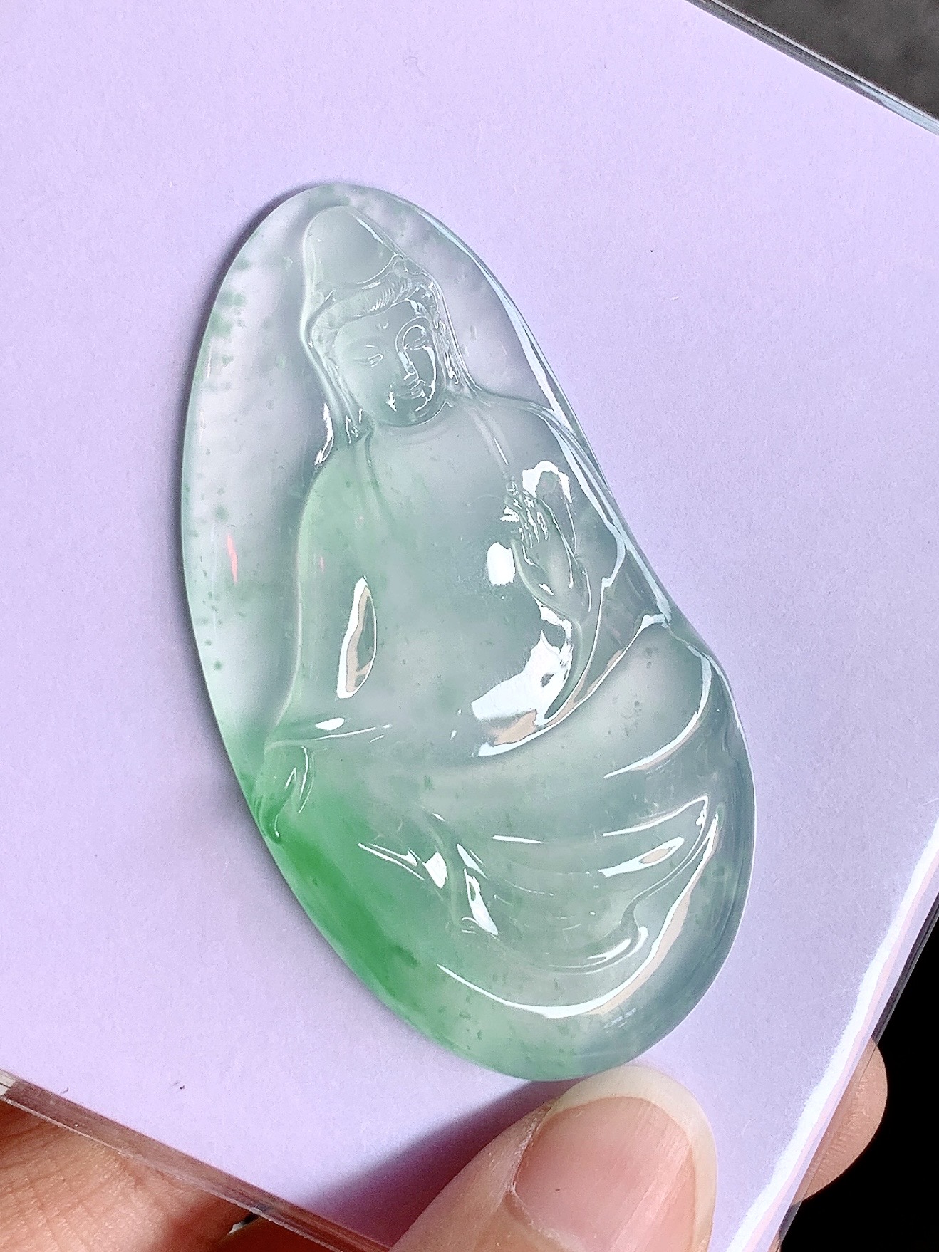 冰飘绿观音，尺寸：58.1×30.3×5.8mm，冰润飘绿，观音仪态端庄