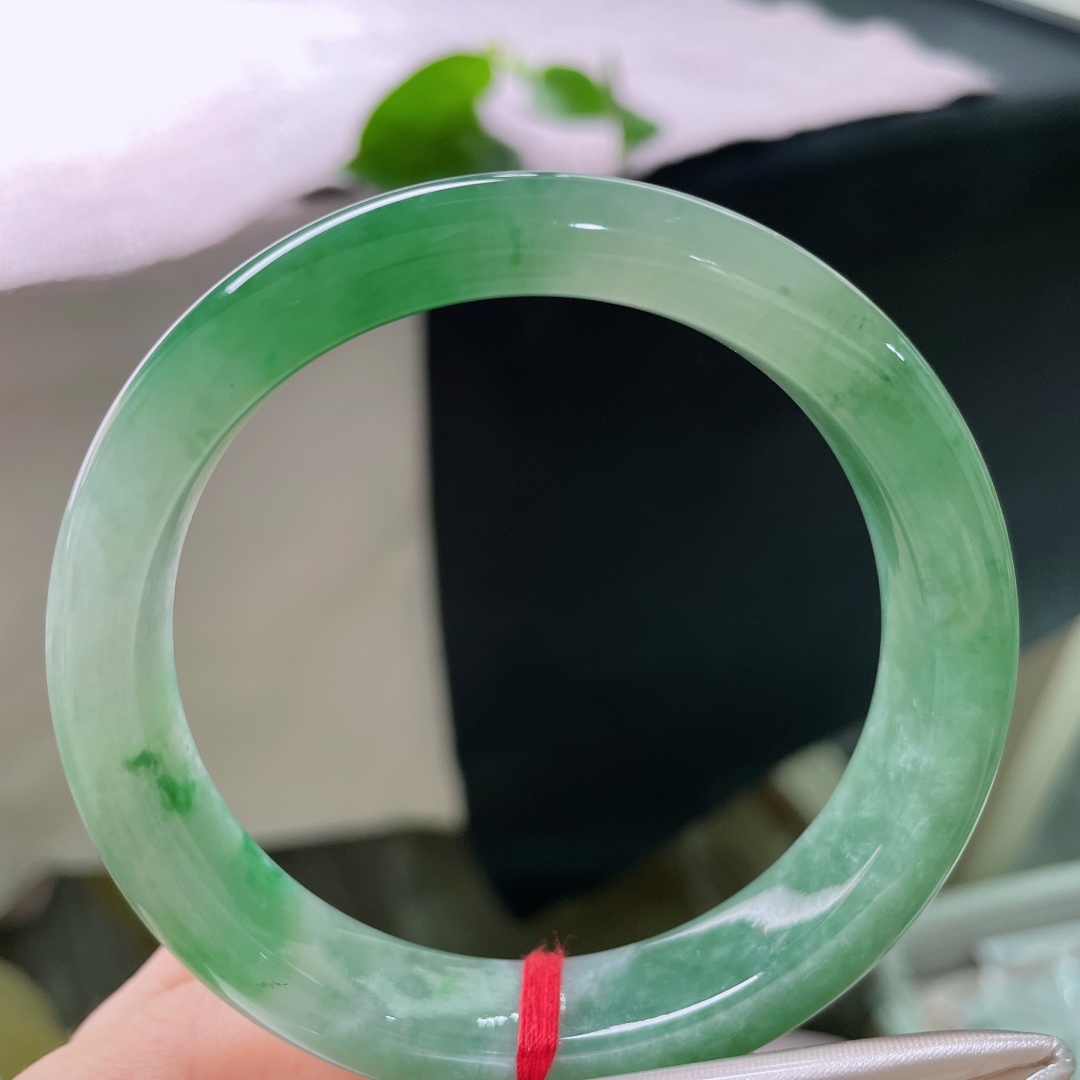 56.8/12.4/8.6，绿底正圈，翠色鲜活，玉质通透光亮，上手端庄优雅，晶体，ss53375a
