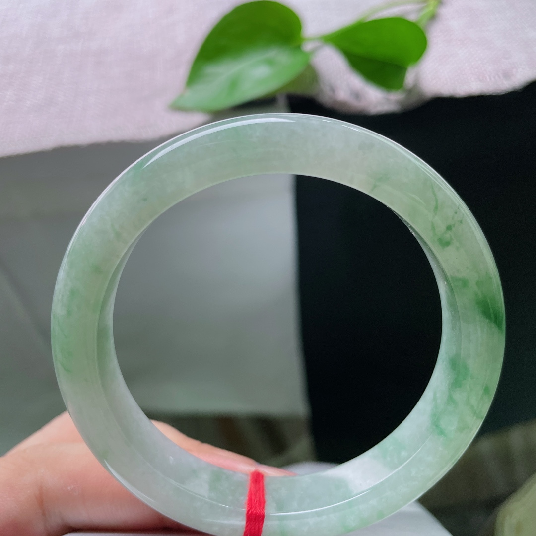 56.7/11.7/9.0，飘绿正圈，无裂，玉镯清润飘翠，形制端庄，佩戴尽显温婉大方的得体气韵，ss