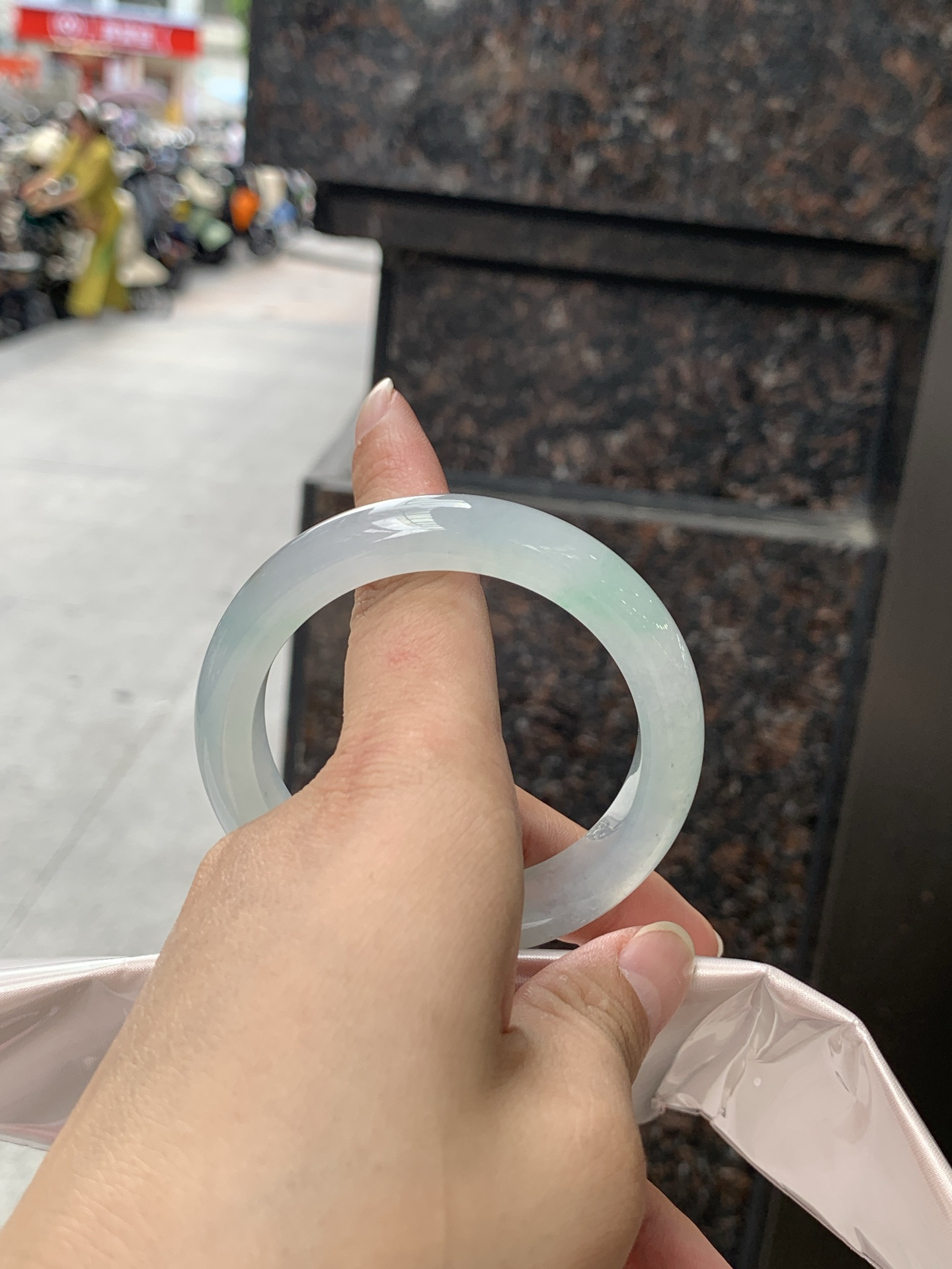 冰飘绿正圈 0623-N1049-2 打灯纹裂，有矿点，洒金，清润冰透，底色柔和淡雅，玉质细腻通透，带淡淡飘绿，水头拉满，自然光下灵气十足，温润气质，日常佩戴百搭耐看。