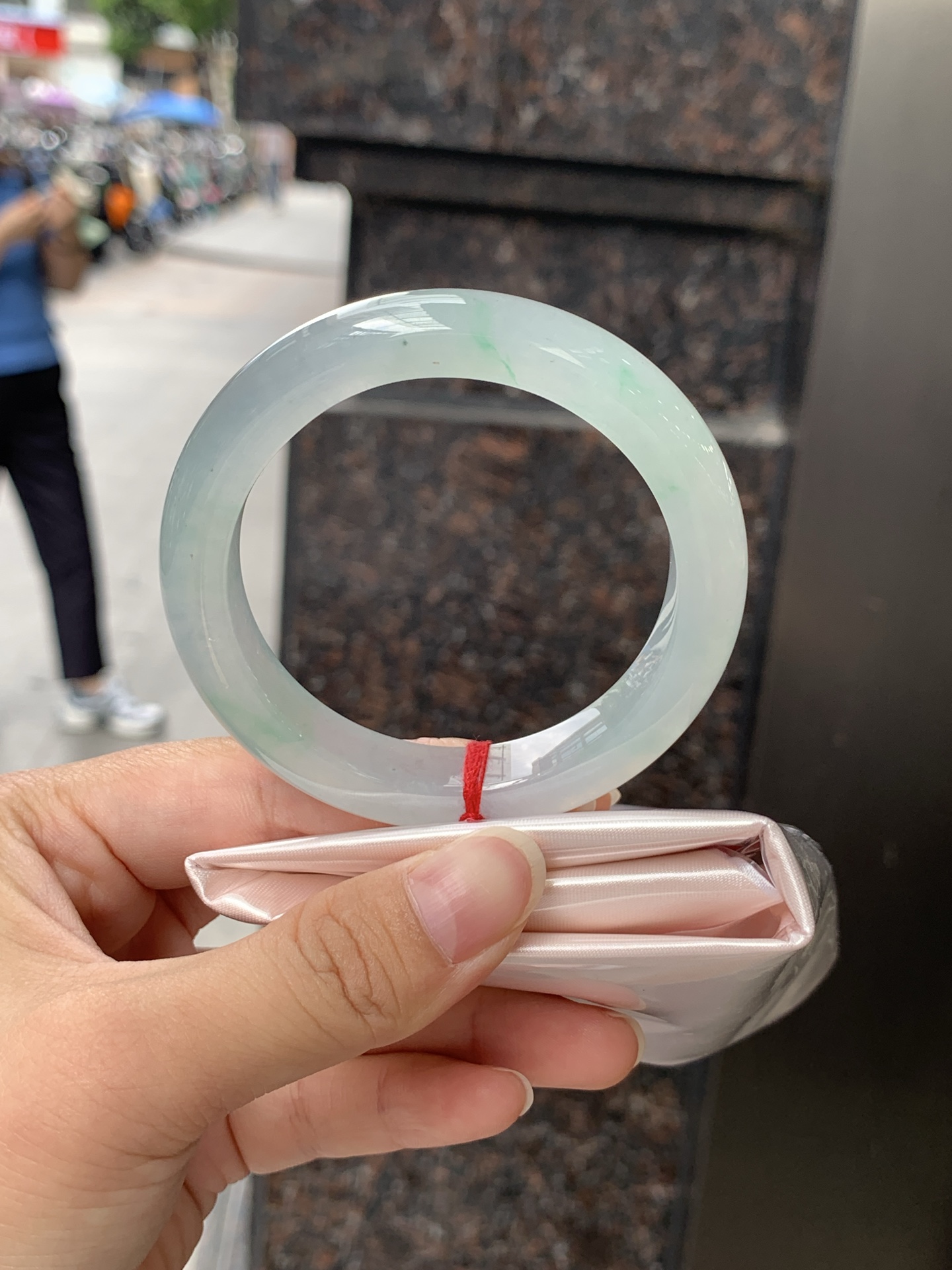 冰飘绿正圈 0623-N1049-2 打灯纹裂，有矿点，洒金，清润冰透，底色柔和淡雅，玉质细腻通透，带淡淡飘绿，水头拉满，自然光下灵气十足，温润气质，日常佩戴百搭耐看。
