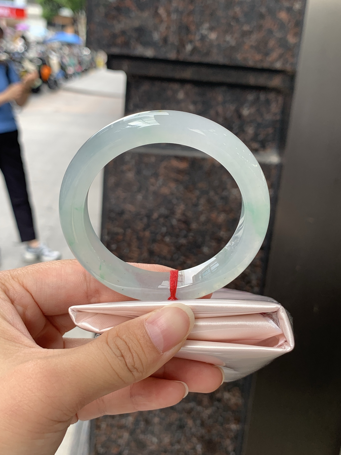 冰飘绿正圈 0623-N1049-2 打灯纹裂，有矿点，洒金，清润冰透，底色柔和淡雅，玉质细腻通透，带淡淡飘绿，水头拉满，自然光下灵气十足，温润气质，日常佩戴百搭耐看。