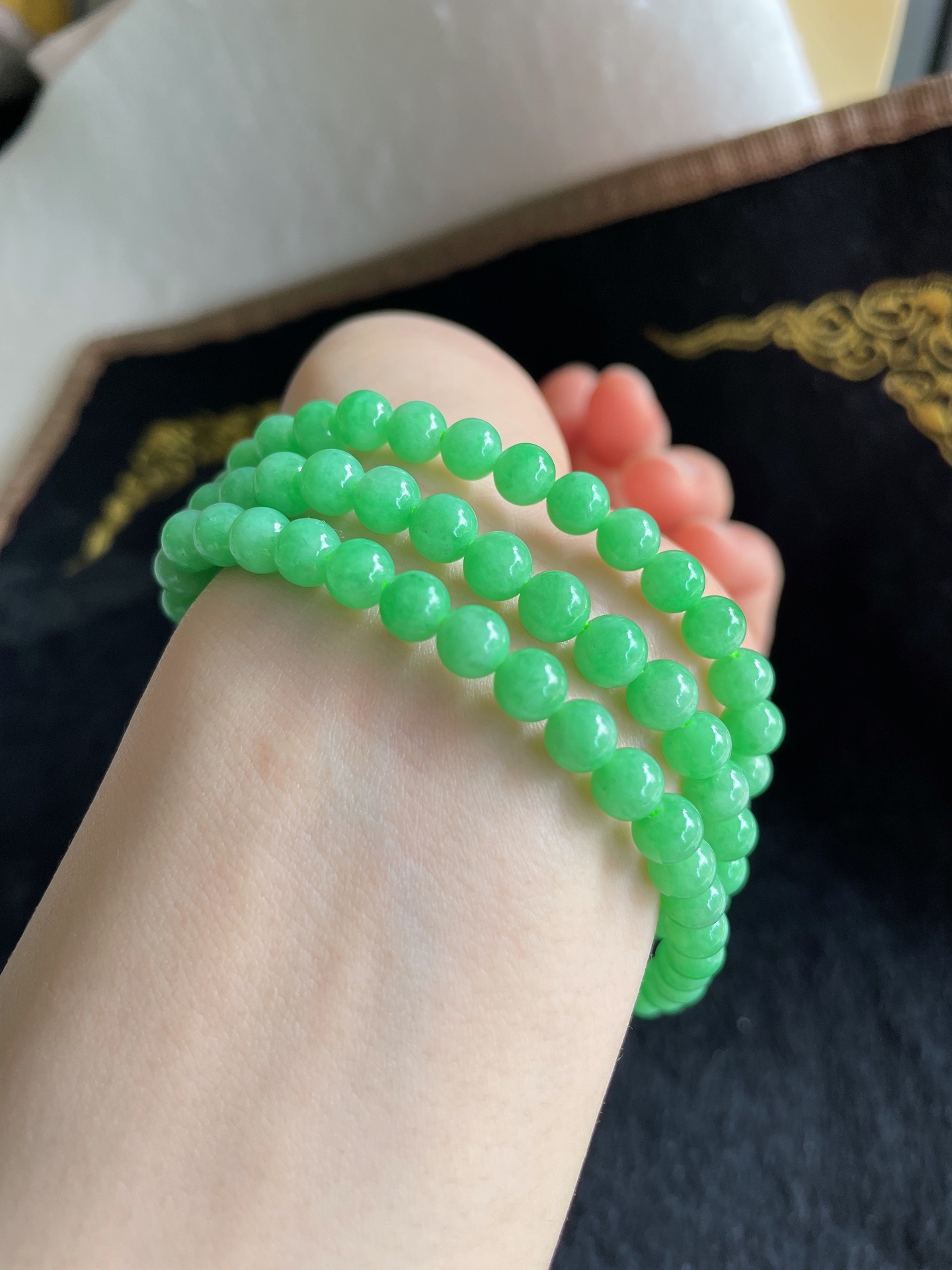 缅甸天然翡翠A货，冰满绿珠链，尺寸：5.8mm99颗。-2838
