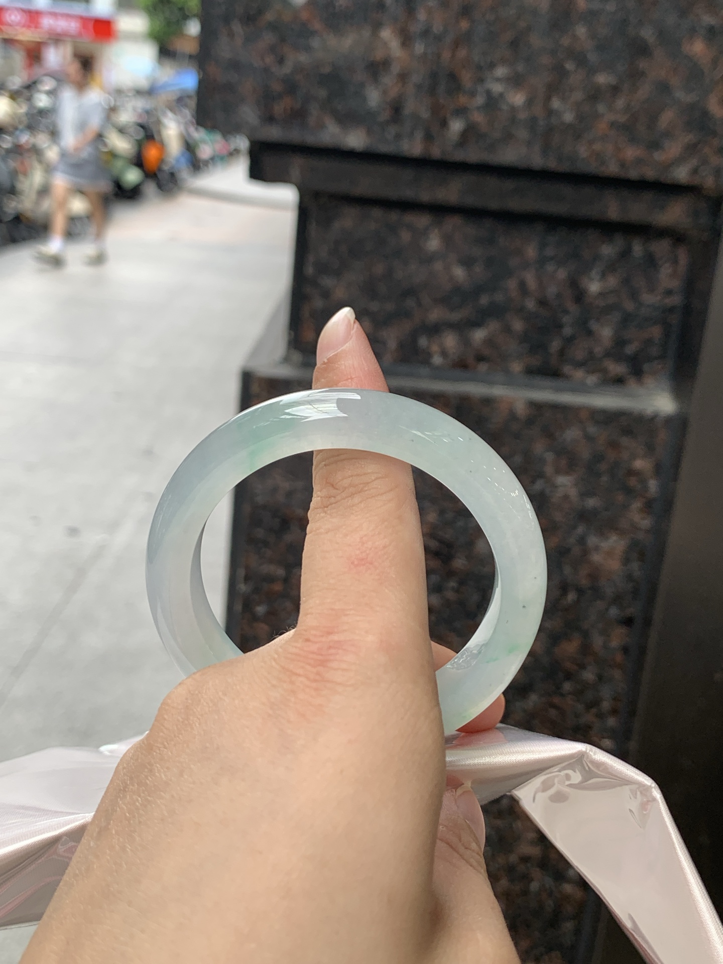 冰飘绿正圈 0623-N1049-2 打灯纹裂，有矿点，洒金，清润冰透，底色柔和淡雅，玉质细腻通透，带淡淡飘绿，水头拉满，自然光下灵气十足，温润气质，日常佩戴百搭耐看。