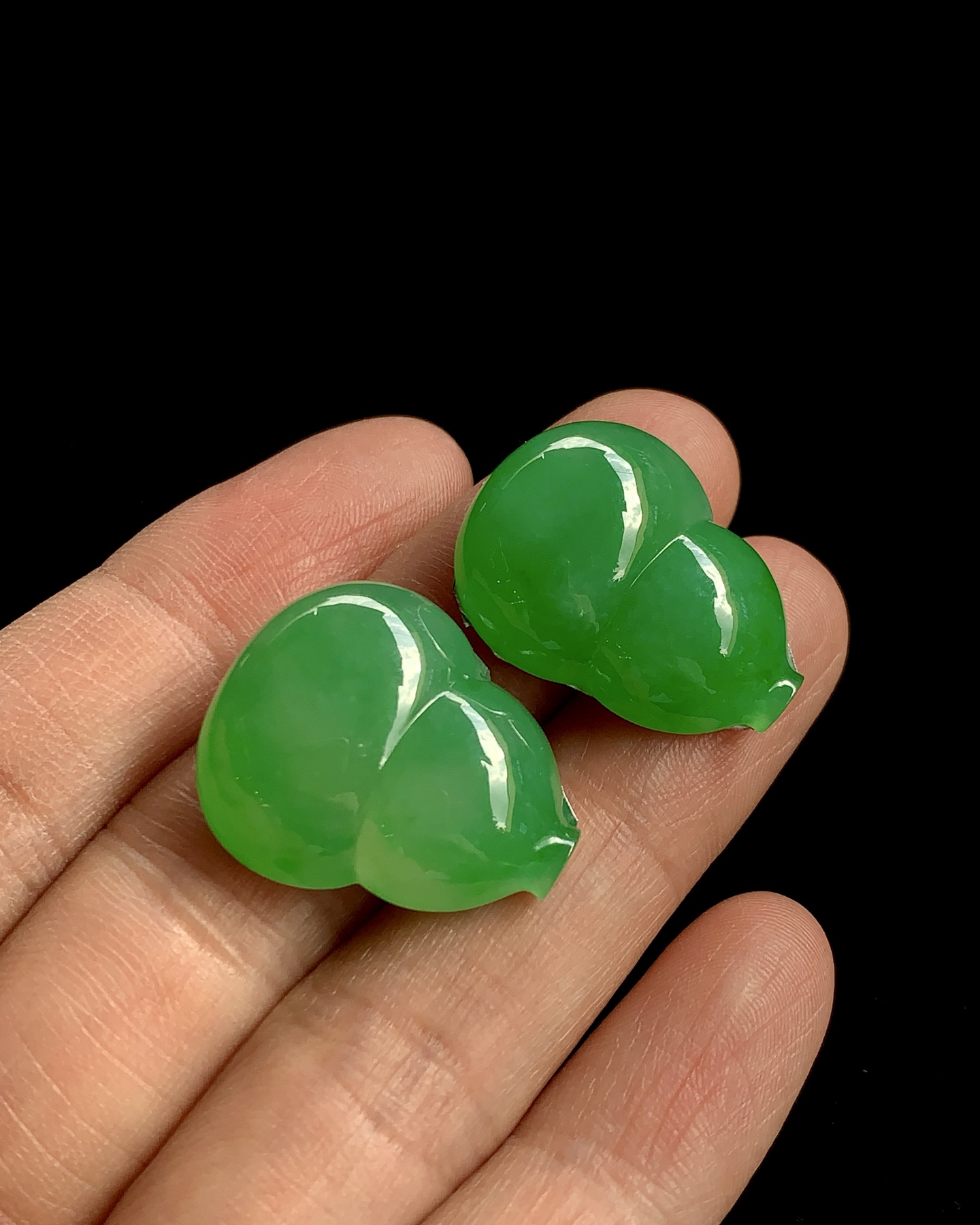 ️ 【冰绿葫芦一对】 尺寸：23.6×17.9×7.3/23.7×19.6×7.5mm 冰润翠浓，成双寓意美好