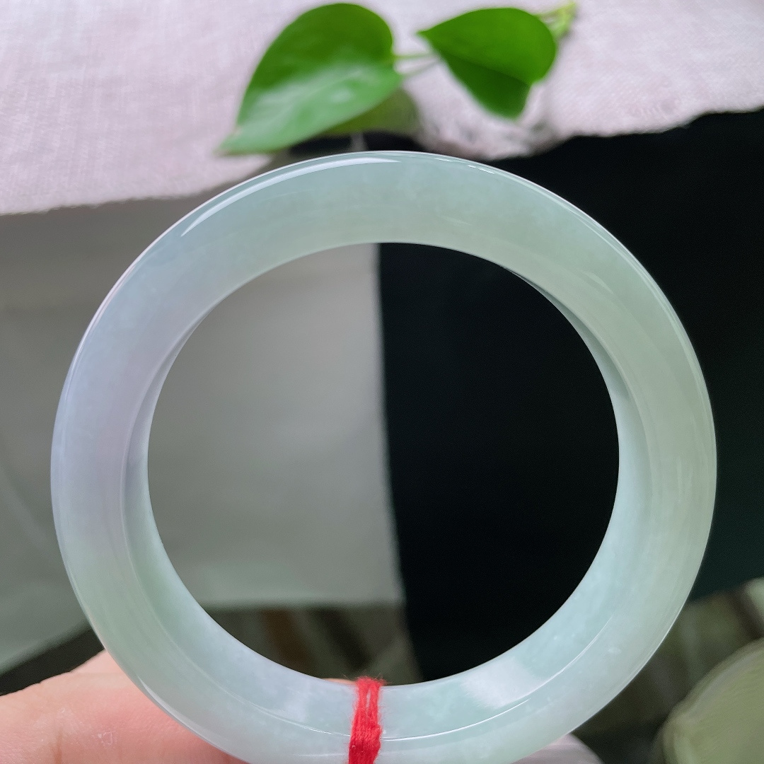 58.7/12.5/9.6，春彩正圈，无裂，清润玉镯融淡紫柔绿，一镯藏春，紫翠两相温婉动人，ss56