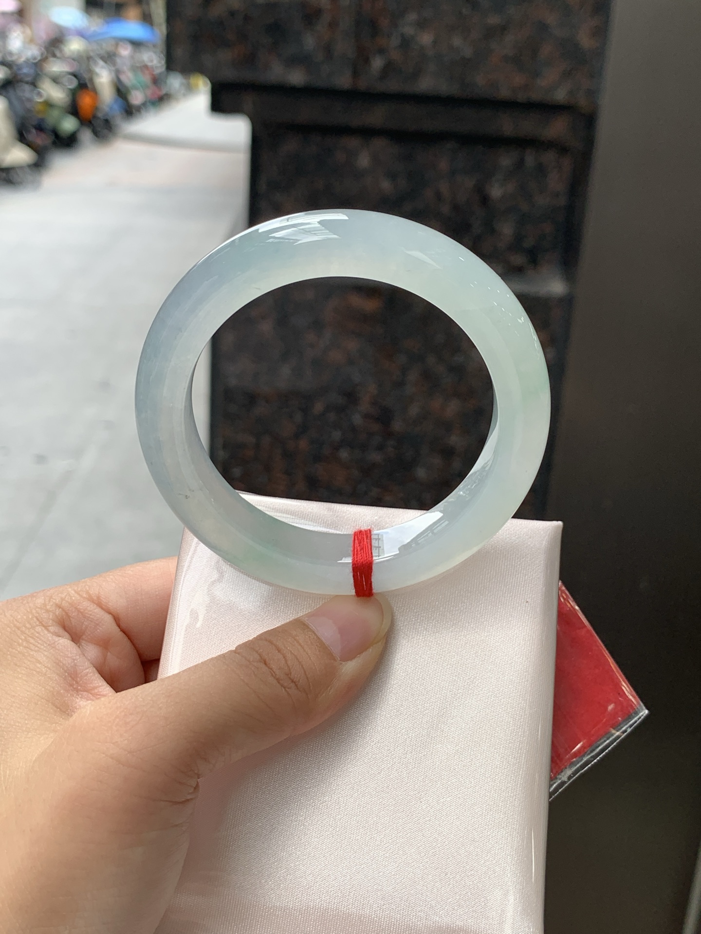 冰飘绿正圈 0623-N1049-1 打灯纹裂，清润冰透，底色柔和淡雅，玉质细腻通透，带淡淡飘绿，水头拉满，自然光下灵气十足，温润气质，日常佩戴百搭耐看。