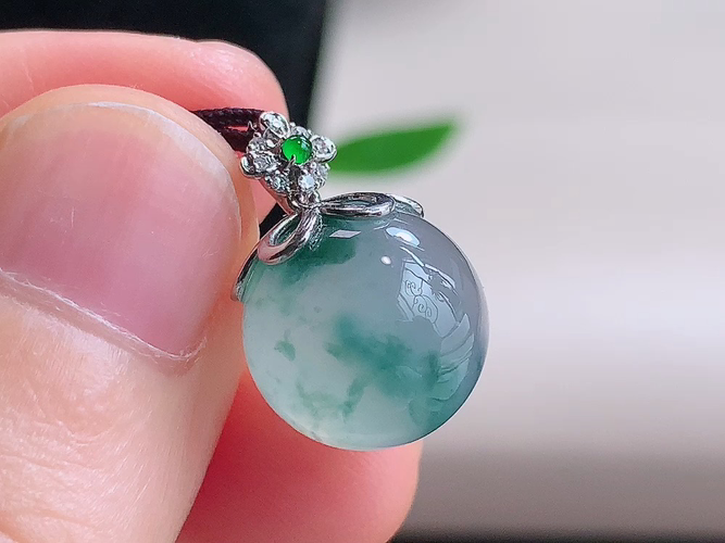 ️ 18K金伴钻飘花珠子吊坠，无裂，尺寸18.0/11.9mm，包A附证书