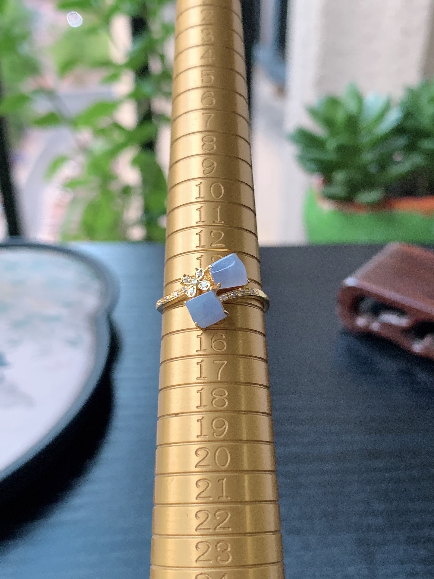 18k金镶嵌老坑冰种胶感随型戒指 裸石尺寸:5-5-4.8mm