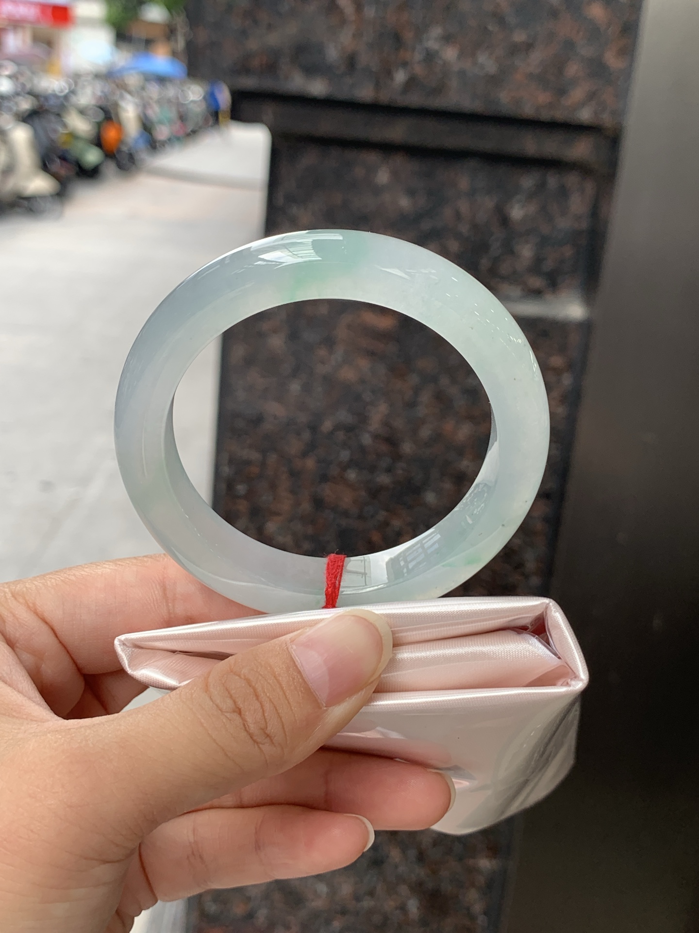 冰飘绿正圈 0623-N1049-2 打灯纹裂，有矿点，洒金，清润冰透，底色柔和淡雅，玉质细腻通透，