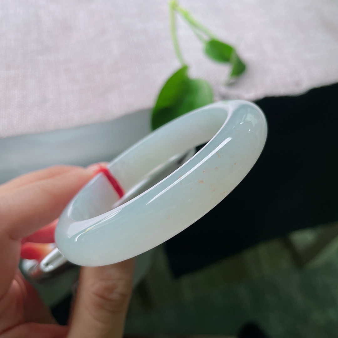 55.5/12/8.5，白月光，水光柔和，带点点繁星洒金点缀，独特，一镯素净藏尽东方温婉。无裂，ss46955a