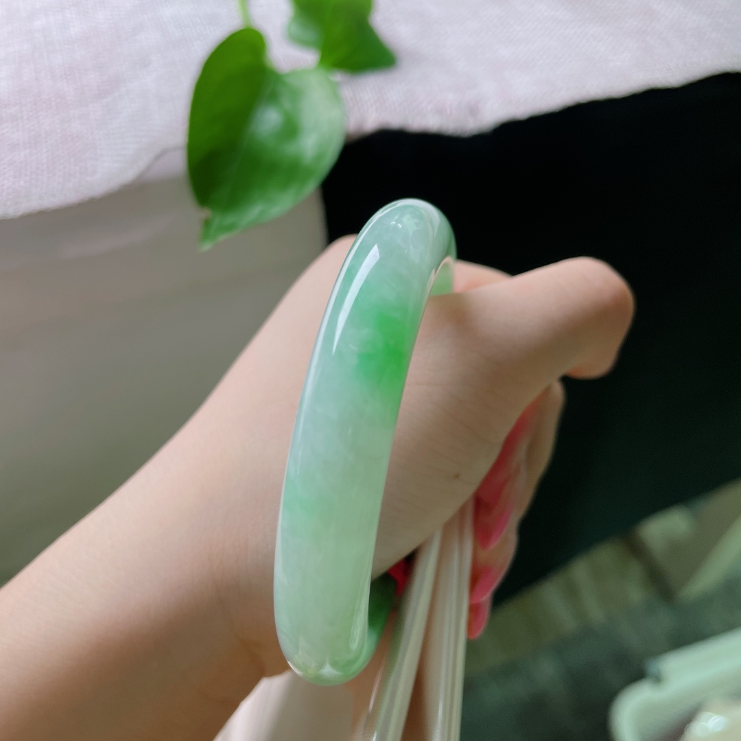 52.3/10.9/8.2，绿底正圈，耐看，甜美，一点色纹，灵动，ss55199a