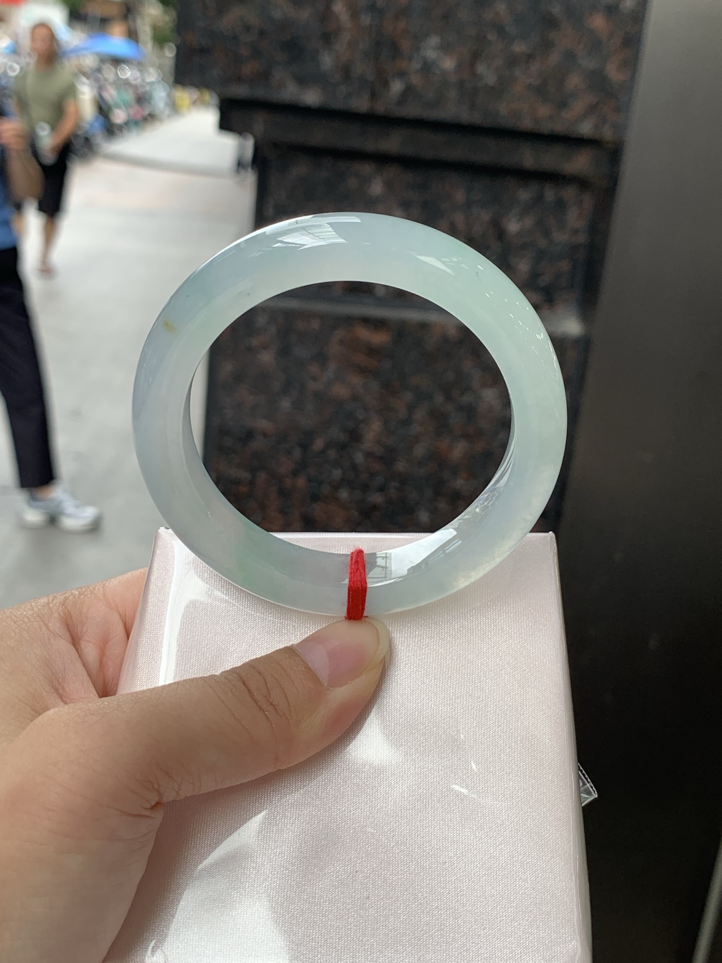 冰飘绿正圈 0623-N1049-2 打灯纹裂，有矿点，洒金，清润冰透，底色柔和淡雅，玉质细腻通透，带淡淡飘绿，水头拉满，自然光下灵气十足，温润气质，日常佩戴百搭耐看。