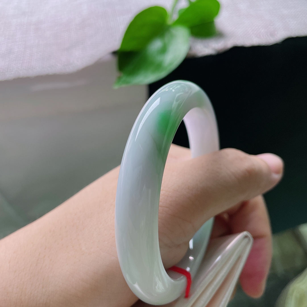 55.8/11.4/8.7，飘绿正圈，有纹，素玉凝润，一抹正阳翠落于镯间，平淡玉底藏独一份惊艳风骨，ss54851a