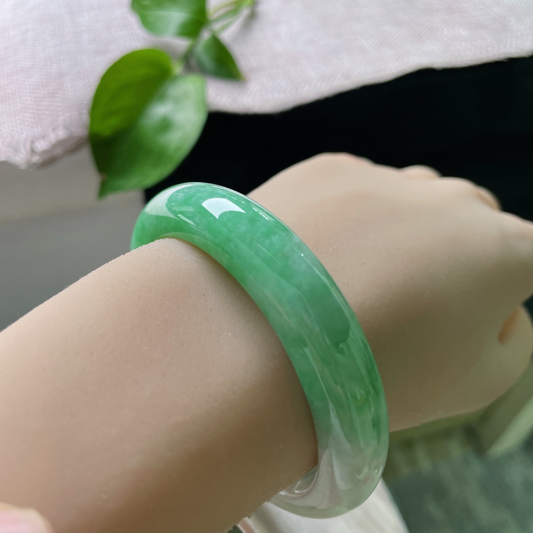 53/12.4/8.6，白底青正圈，暗纹，半圈正阳翠浓艳大气，玉底温润莹亮，贵韵磅礴尽显大家气度。ss52498a