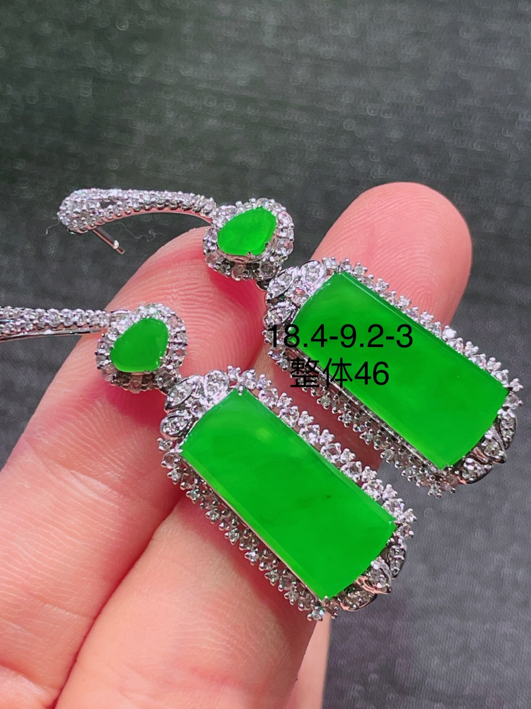 ️绿无事牌耳坠 晶莹剔透，新颖时尚，无裂，8.4-9.2-3