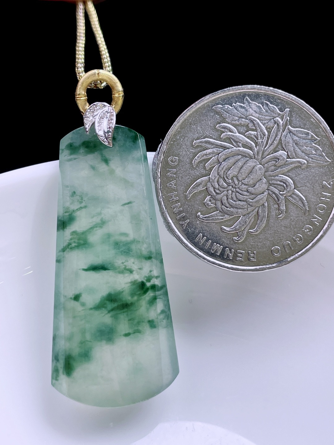冰飘花无事牌 飘花灵动，种老起光，18k金镶嵌 整体：43.8 裸石：37/17.2/6
