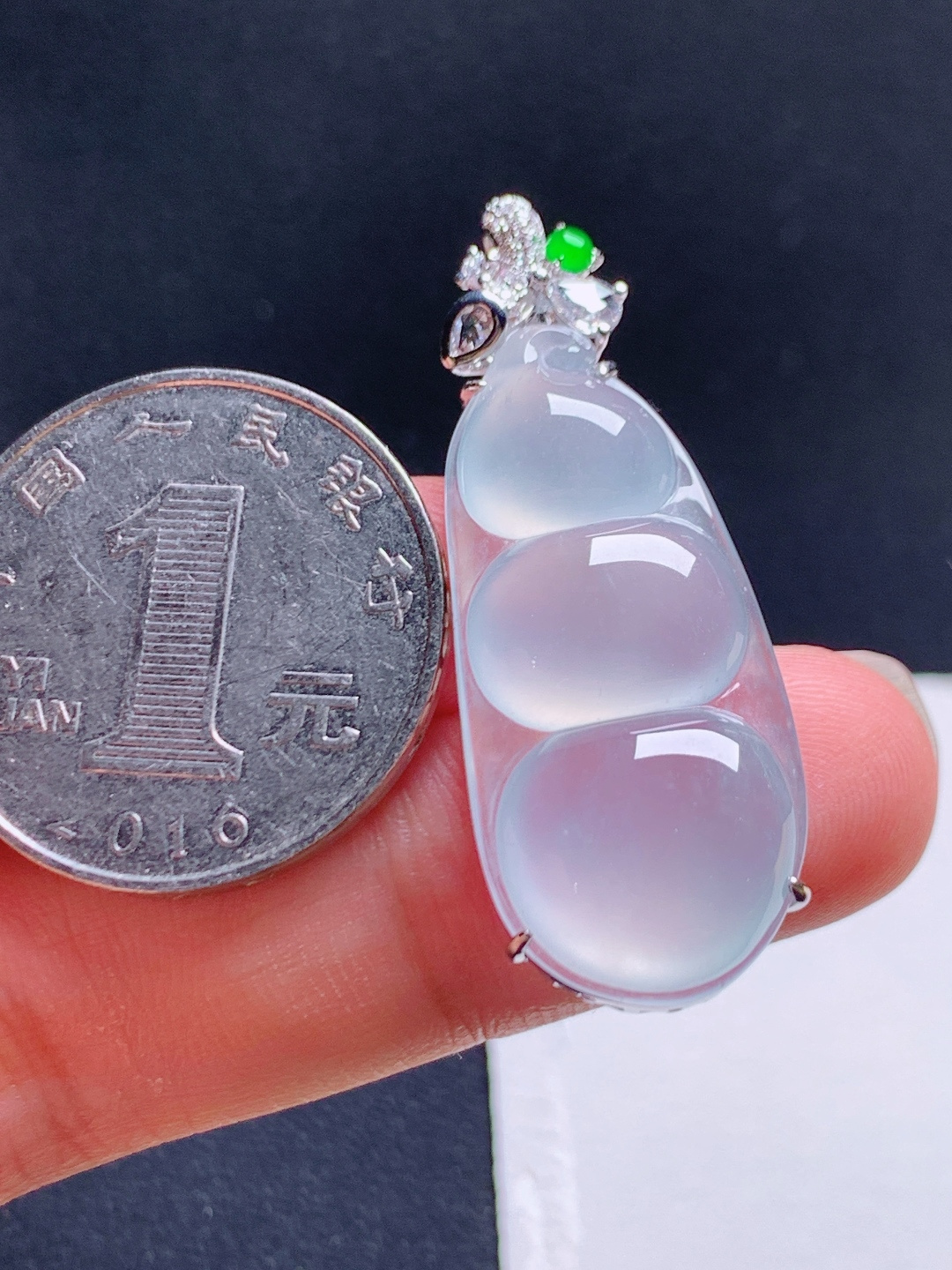 ️ 福豆吊坠：冰润起光，种水干净，顶珠的阳绿更是点睛之笔，贵气又灵动。裸石31.3-14.6-5.8 2806
