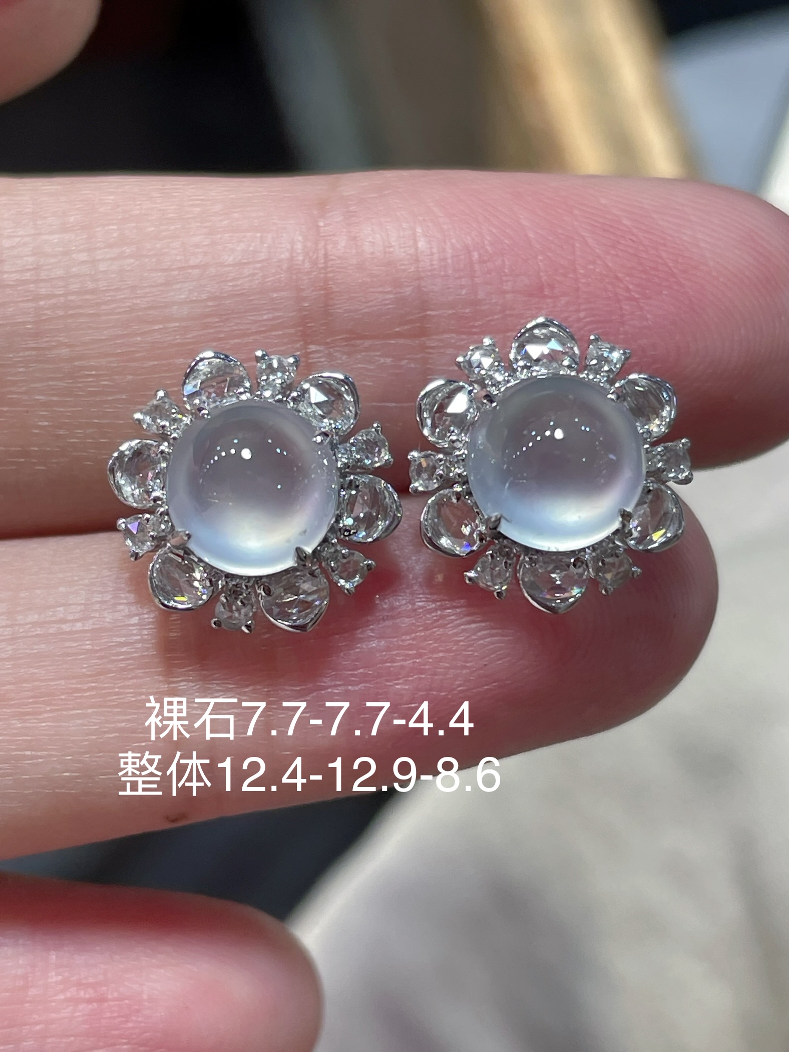 ️ 性比 高端货 精品翡翠冰种蛋面耳钉 料子饱满水润，种水 18k金镶嵌，款式时尚，7.7-7.7