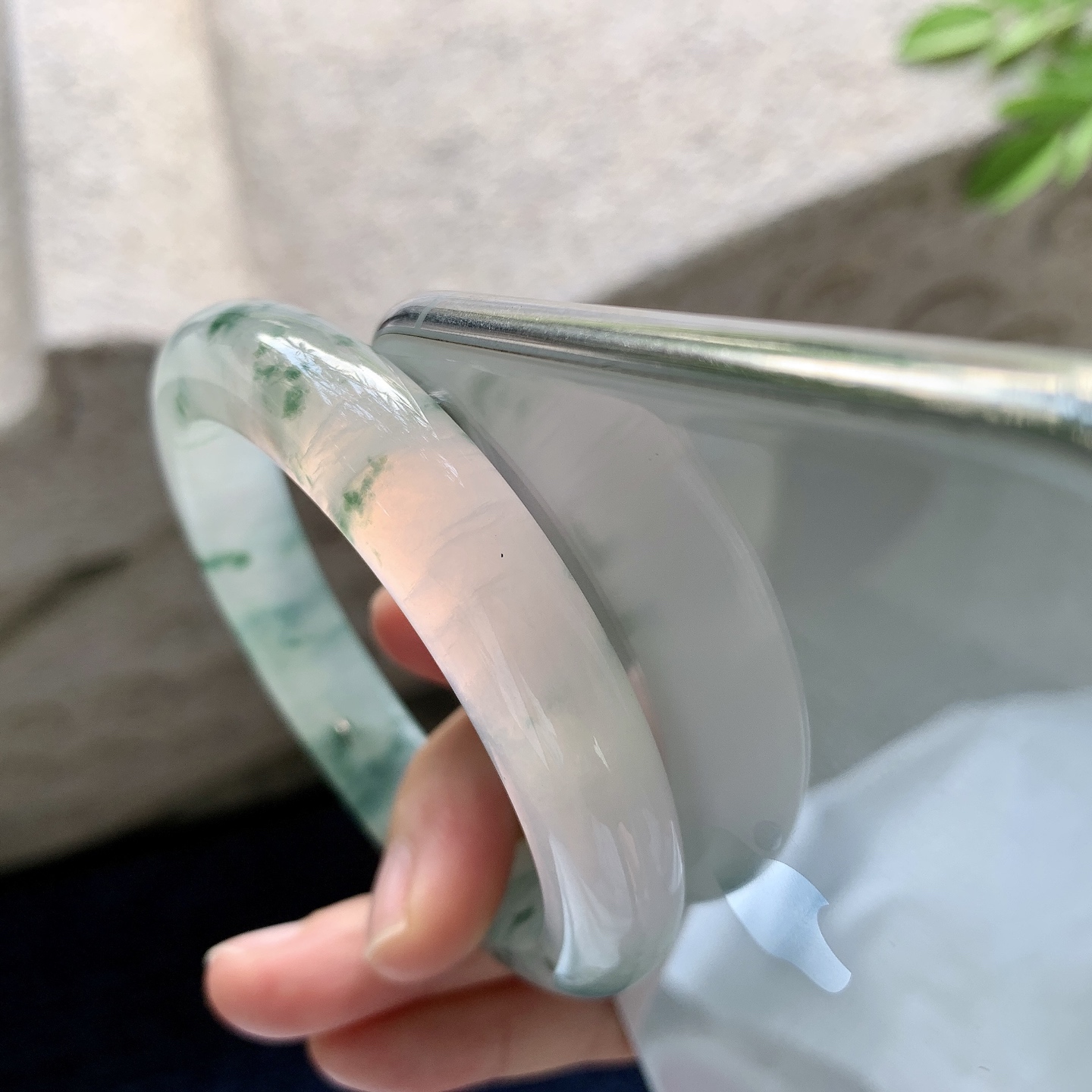 正圈53 54【圈口】54.8/11.3/9【编码】G2062518【描述】冰飘花，水润，种老，细腻，打灯有纹线