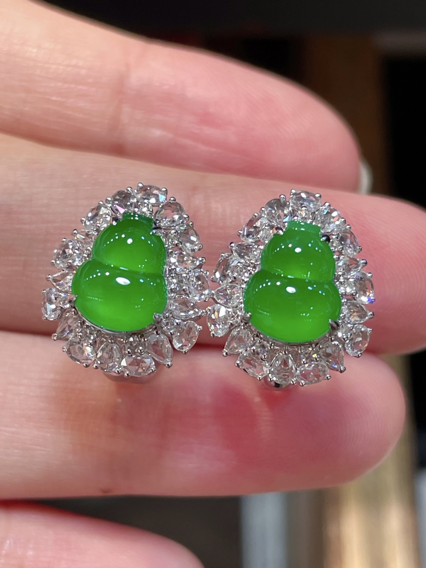 ️ 性比精品翡翠葫芦耳钉，满色水头足这款很精致18k真金真钻镶嵌，料子饱满细腻种水，8.7-7.4-2.9