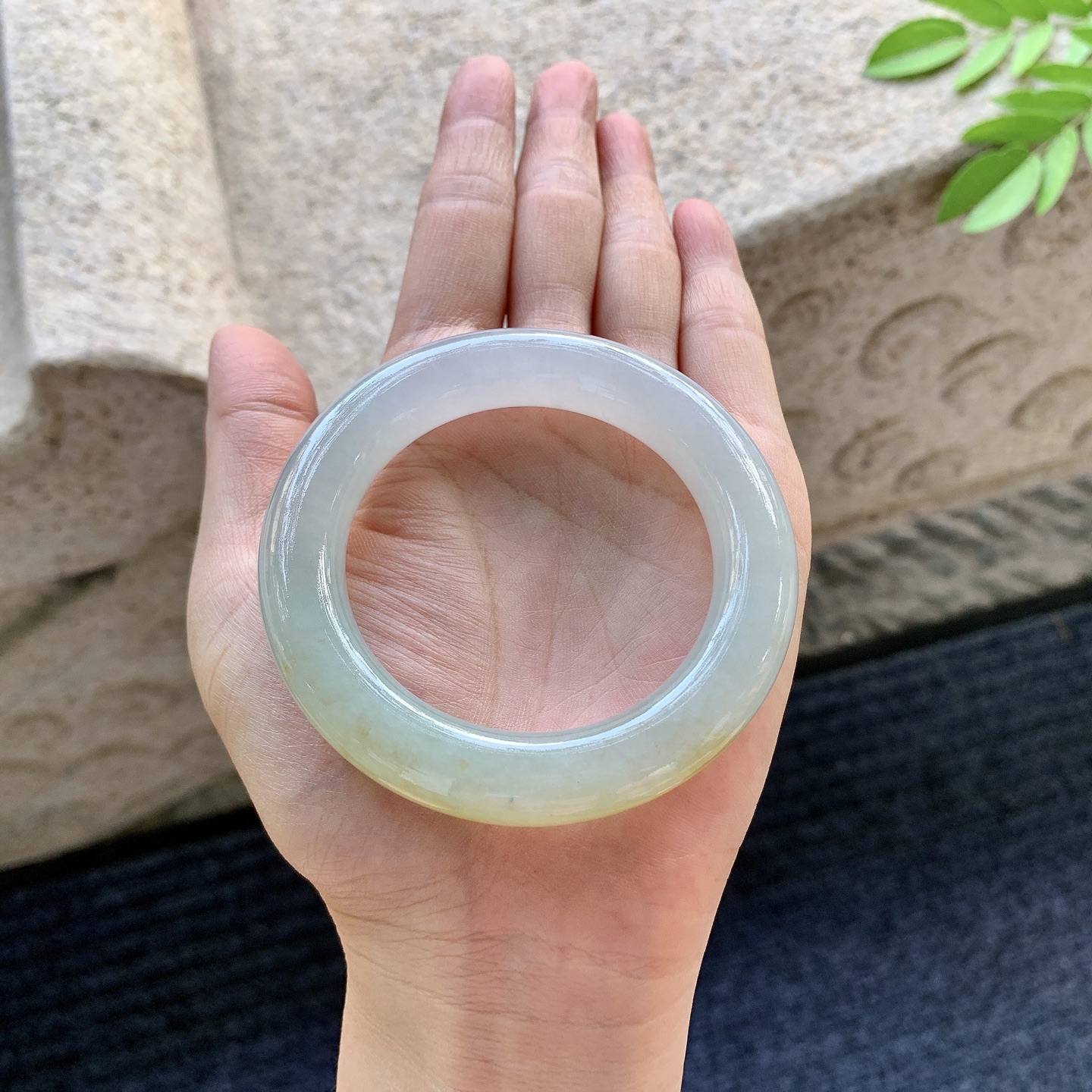 圆条49 50【圈口】50/11.2/11.3【编码】BA062570【描述】糯冰带一抹黄翡，细腻，种老，无裂