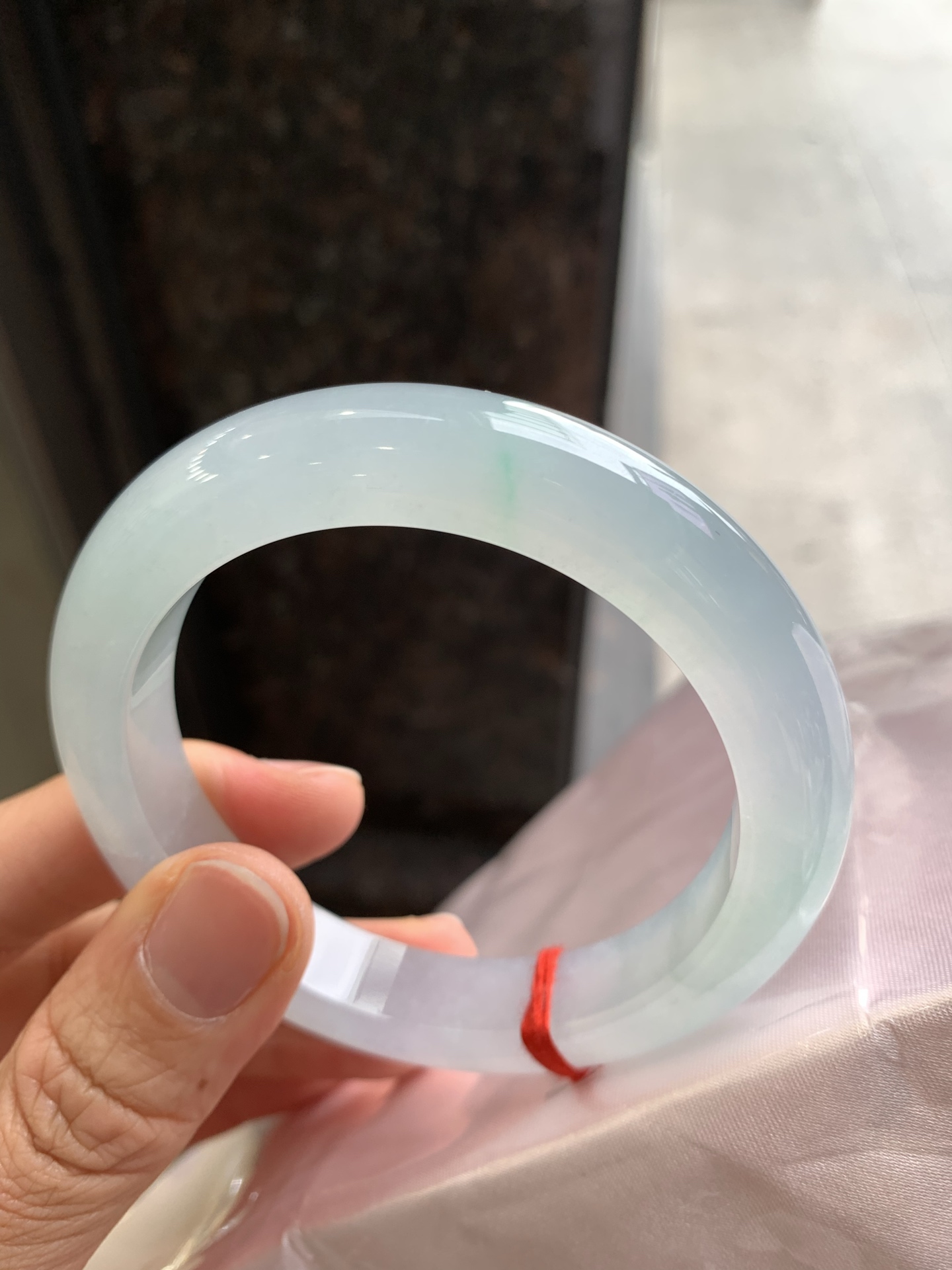 正圈冰飘绿 无裂 尺寸：58.8/12.1/10 起荧光