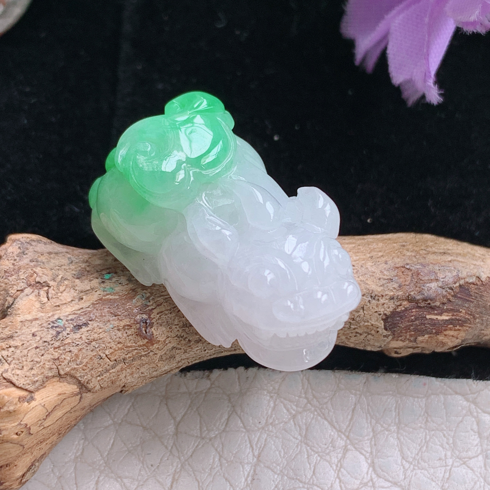 px实拍30*16.8*10.5缅甸翡翠精雕白底青貔貅 皮休玉挂件