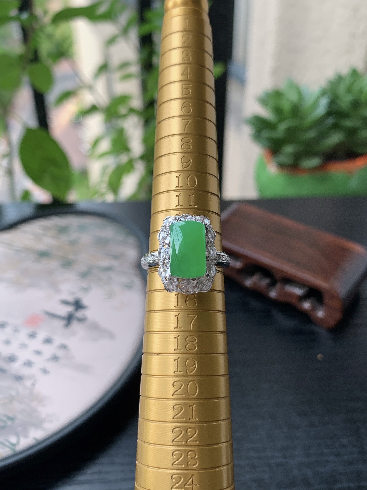 18k金镶嵌老坑冰种胶感正阳绿马鞍戒指 裸石尺寸:11-6.8-3.8mm