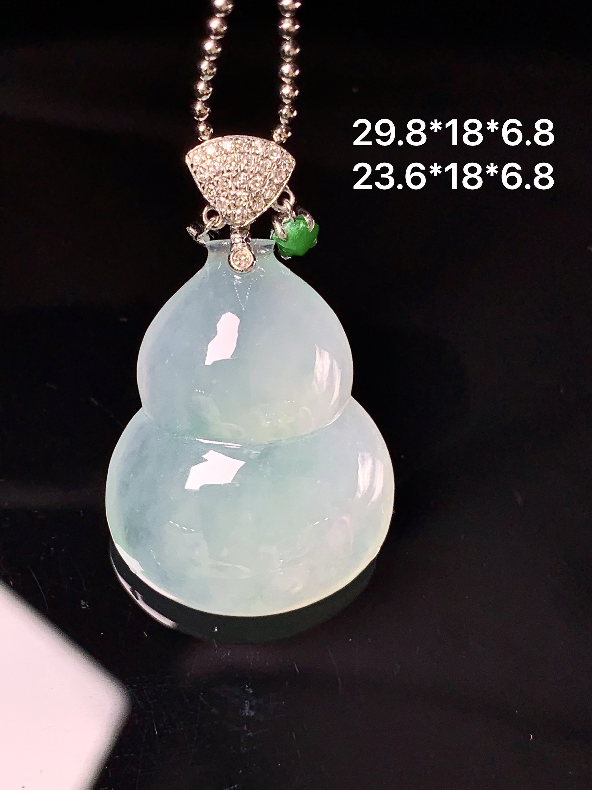 18k金钻镶嵌冰种葫芦吊坠 玉质细腻 色泽艳丽清新 整体尺寸29.8*18*6.8 j2