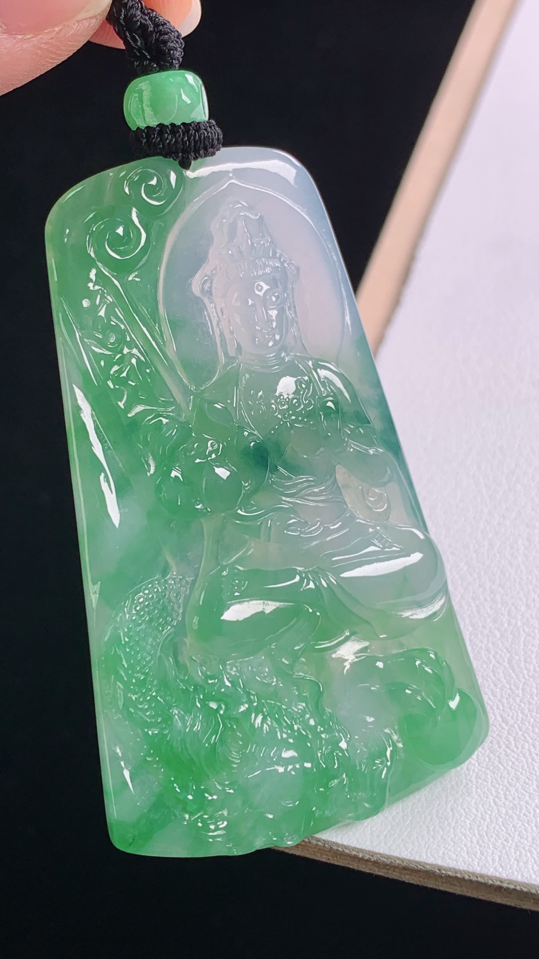 冰飘绿大势至菩萨 翠色鲜浓，清爽水润，无裂 尺寸:60.1-35.6-5.4mm