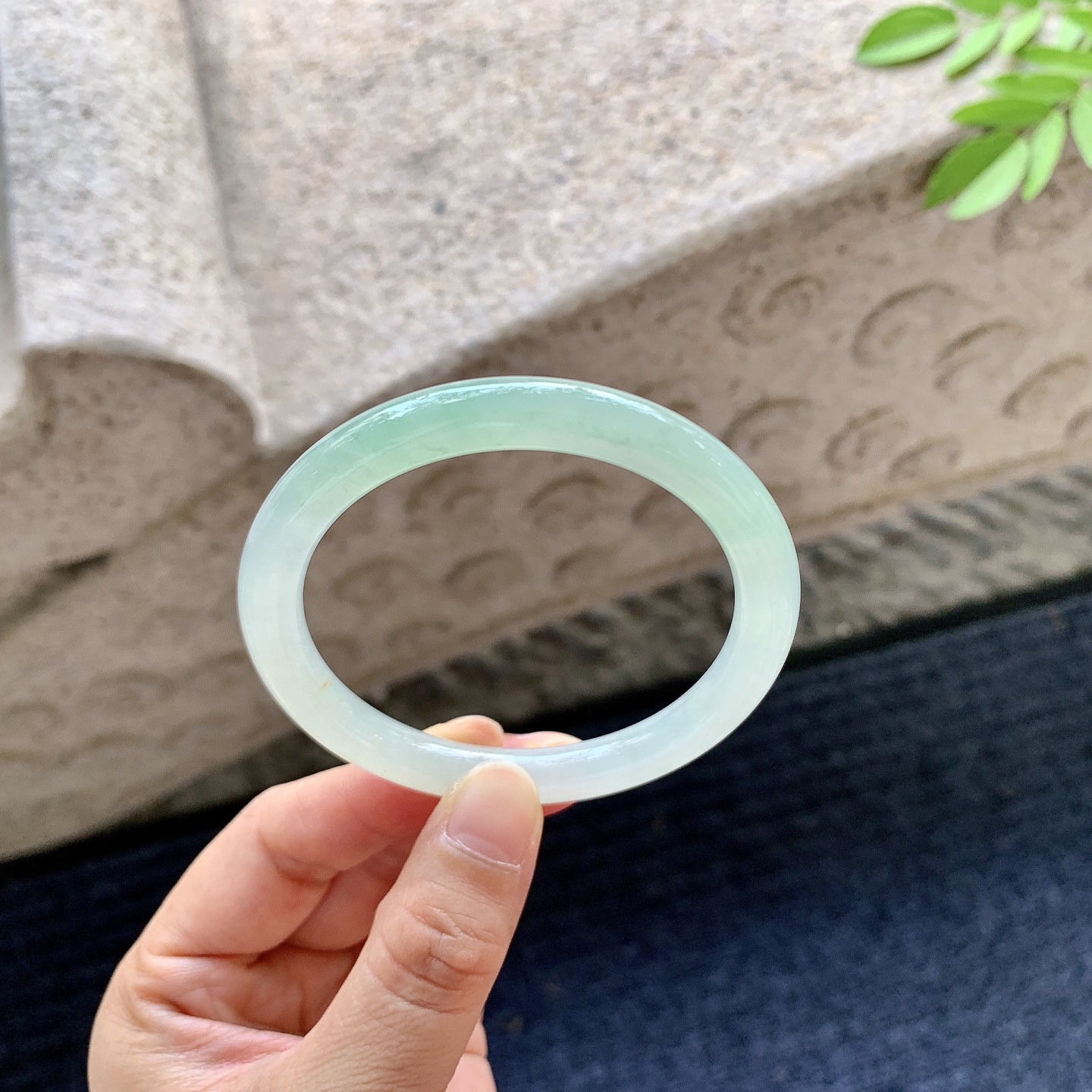 圆条53 54【圈口】54.4/7.8/7.8【编码】LX062538【描述】糯冰淡绿，水润，种老，细腻，打灯有絮线
