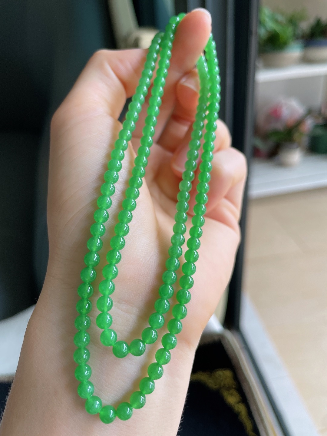缅甸天然翡翠A货，冰满绿阳绿珠链，尺寸：4.2mm131颗。【编4312】