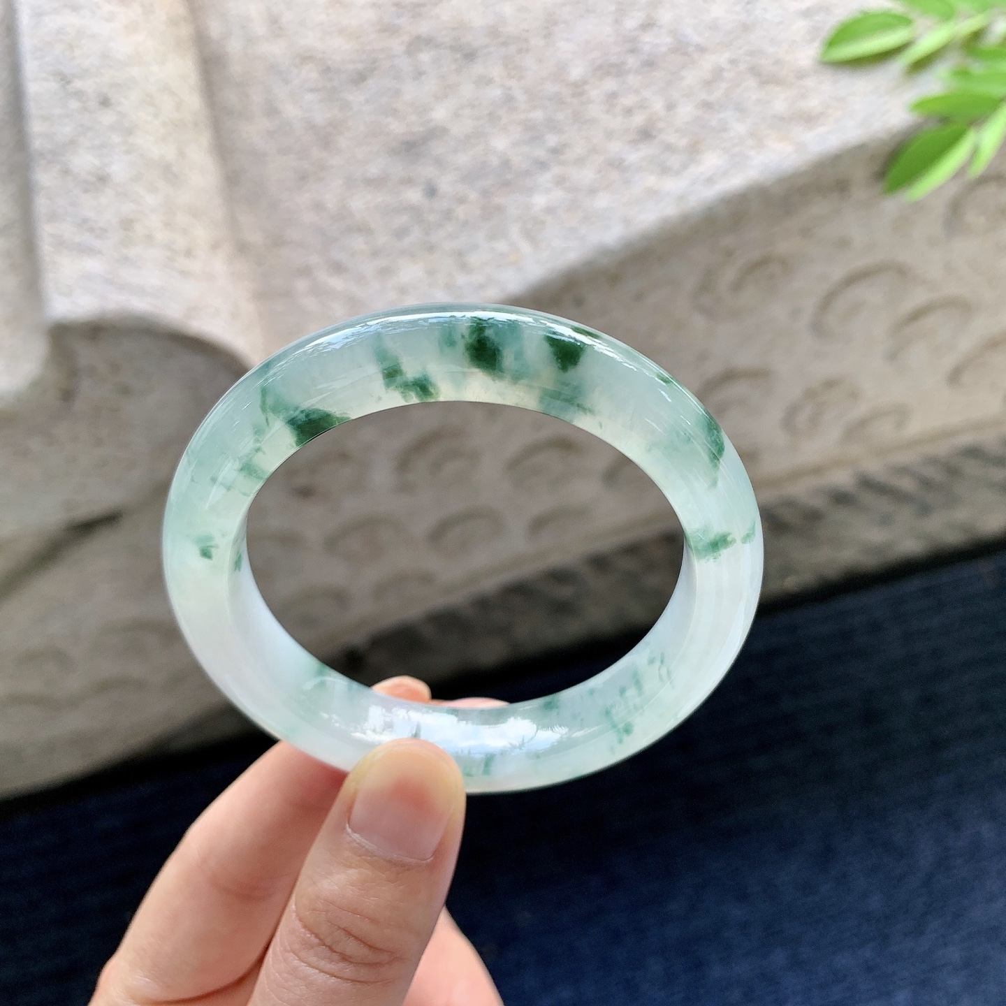 正圈53 54【圈口】54.8/11.3/9【编码】G2062518【描述】冰飘花，水润，种老，细腻，打灯有纹线