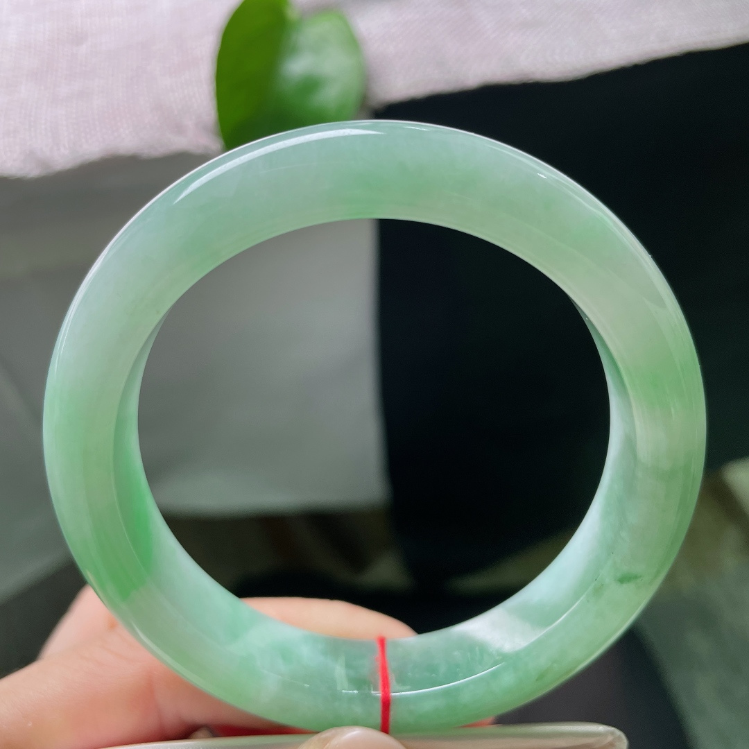 58.1/12.6/8.6飘绿正圈，水润细腻，油青的碰撞，悠悠岁月，沉稳贵气，有纹，ss55196a