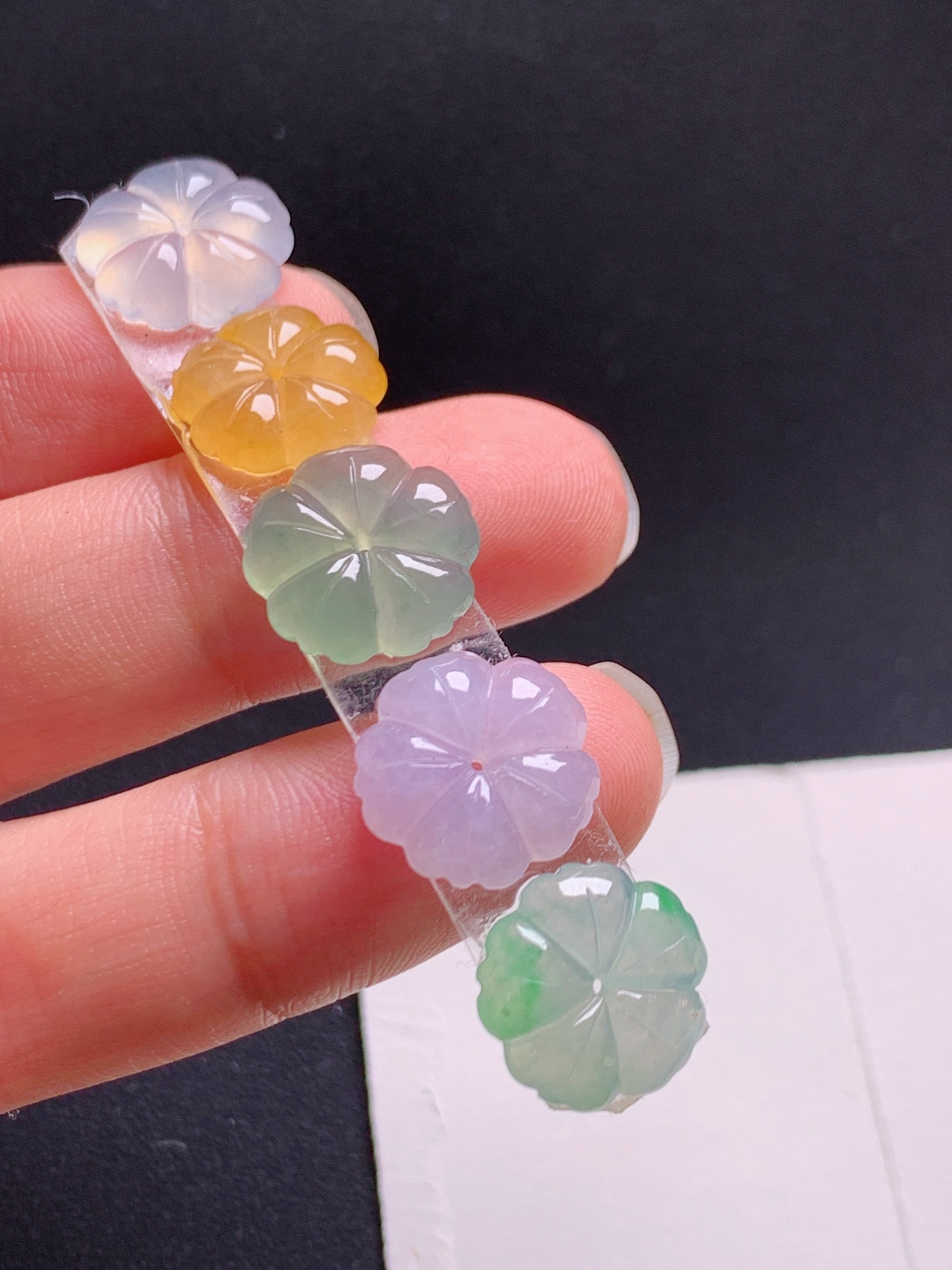 多宝小花一首，五色齐绽，冰润娇俏，每一朵都像揉碎了的彩虹。