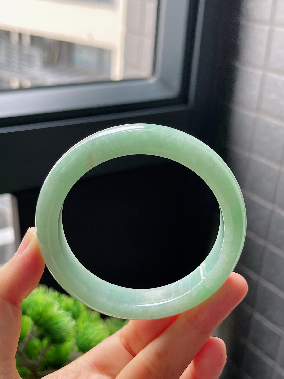 圈口56.8，糯化果绿满绿正圈手镯翡翠手镯