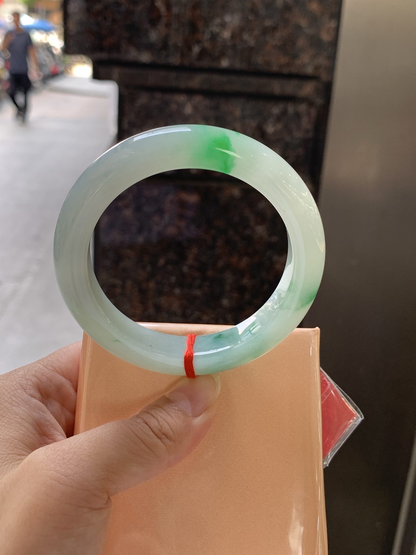 飘阳绿花正圈 57-12-9.8 0624-330-74 无裂，底妆冰润，一抹阳绿花特色亮眼