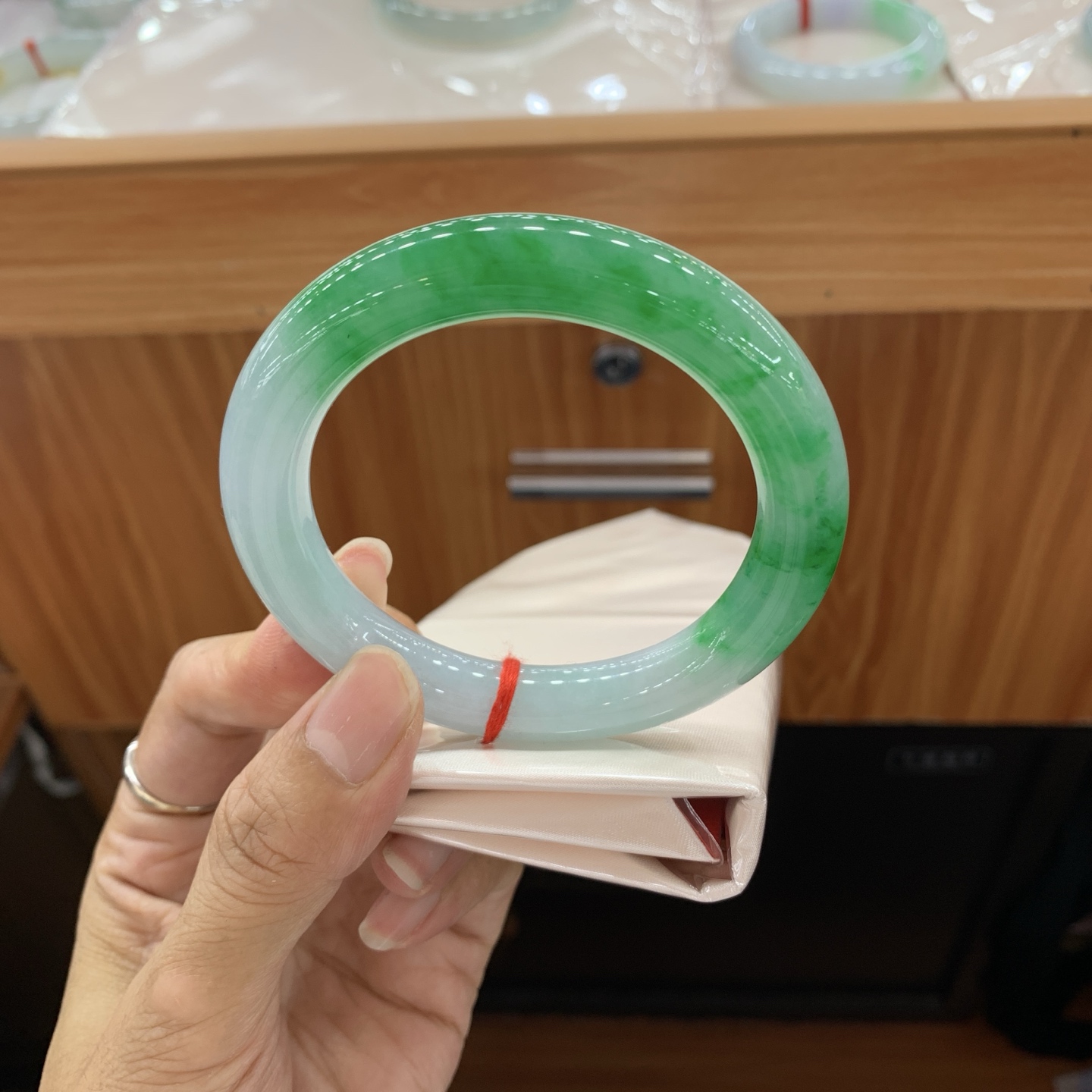 辣绿圆条翡翠手镯 57.2-10.8-11