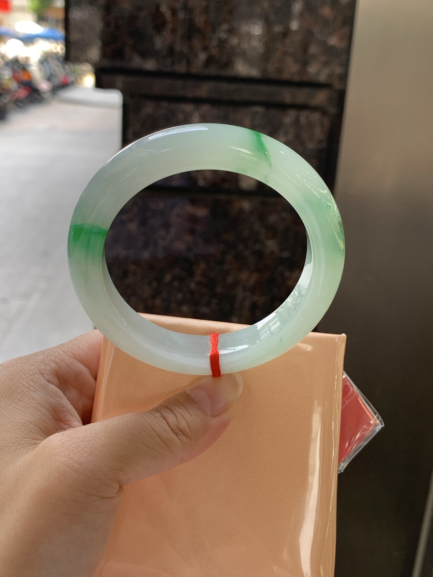 飘阳绿花正圈 57-12-9.8 0624-330-74 无裂，底妆冰润，一抹阳绿花特色亮眼