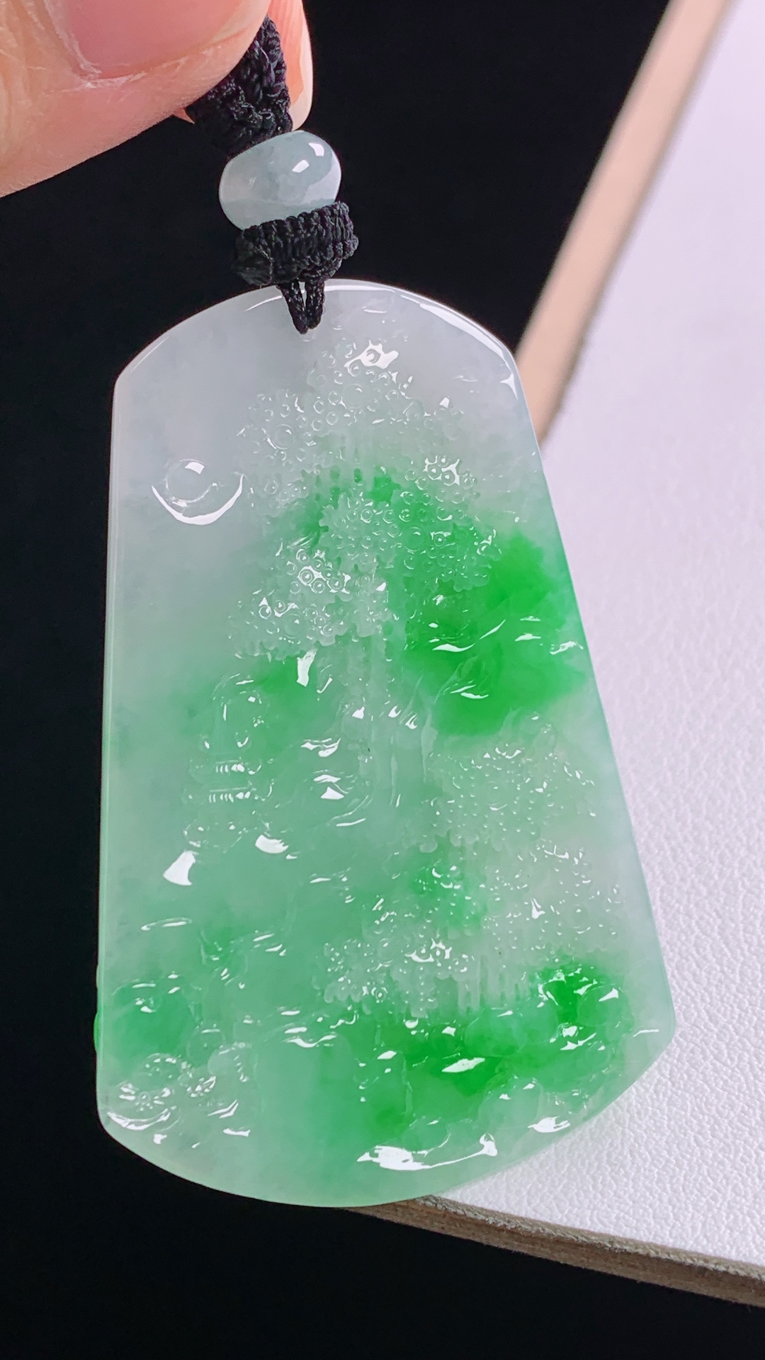 ️阳绿大势至菩萨 色辣色艳，雕工精湛，无裂 尺寸:52.0-34.3-5.6mm 21