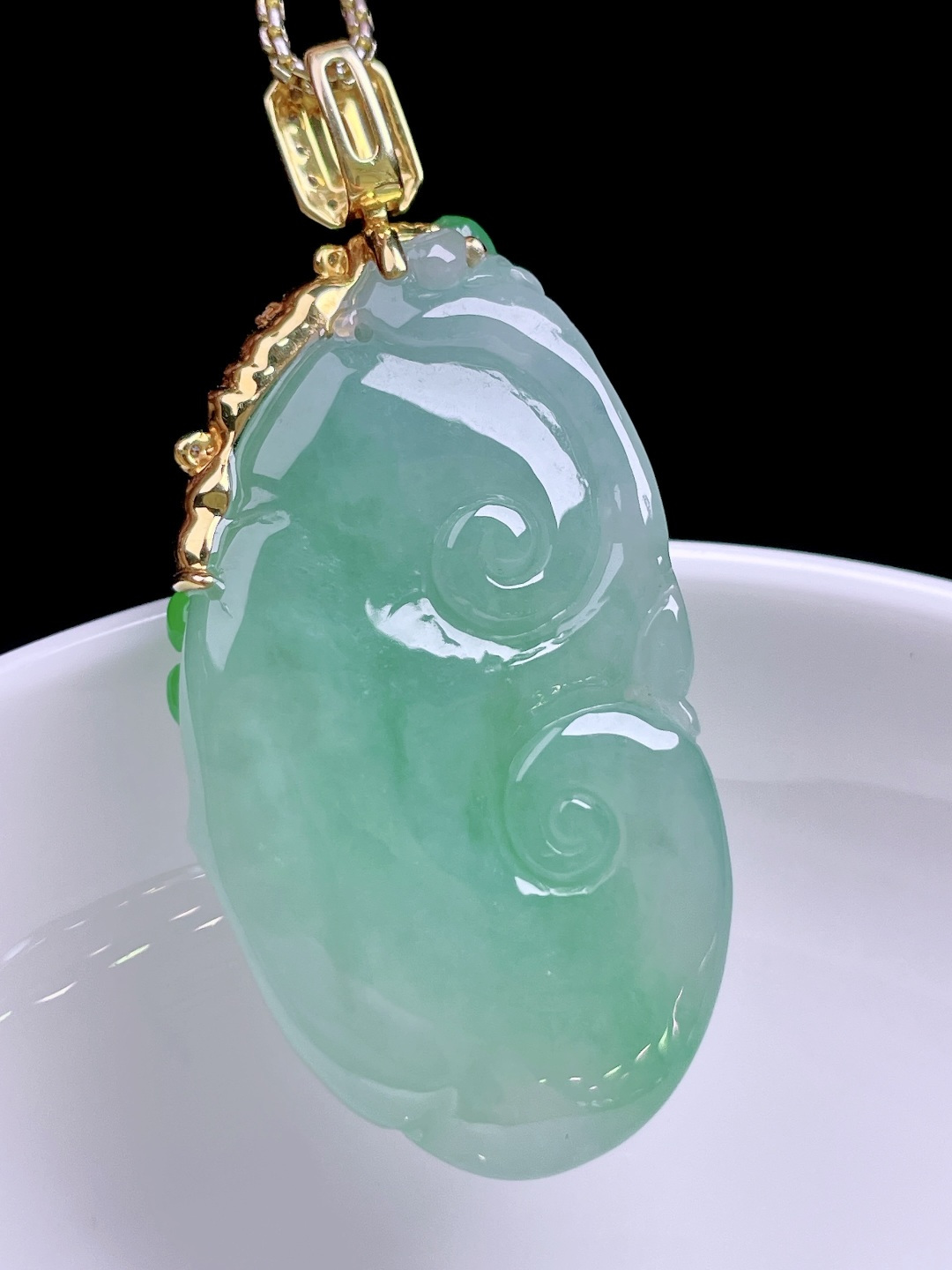 冰飘绿花如意 花色灵动，种老水润，18k金镶嵌 整体：47 裸石：39.5/21/9.8