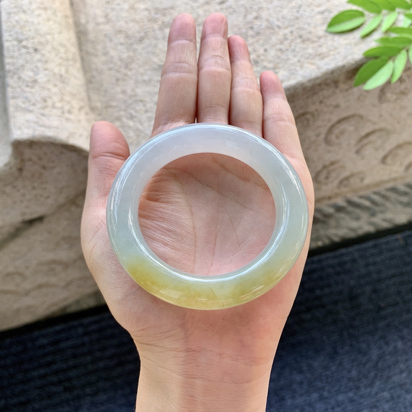 圆条49 50【圈口】50/11.2/11.3【编码】BA062570【描述】糯冰带一抹黄翡，细腻，