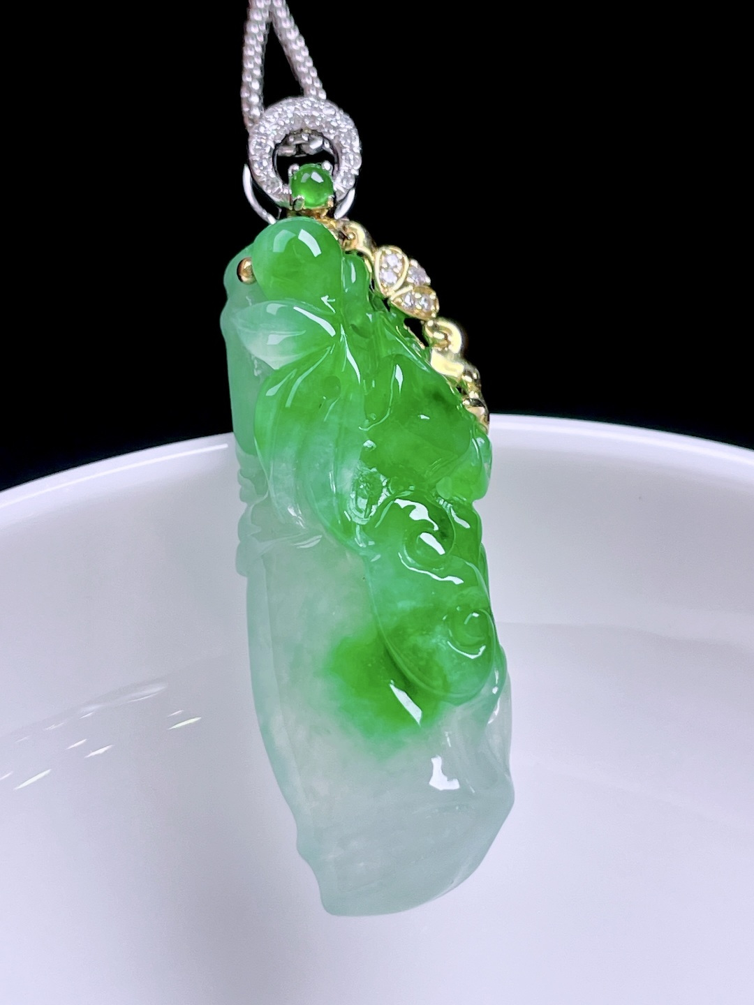 冰阳绿节节高升 色泽浓郁，种老水润，18k金镶嵌 整体：40 裸石：34/12.3/7