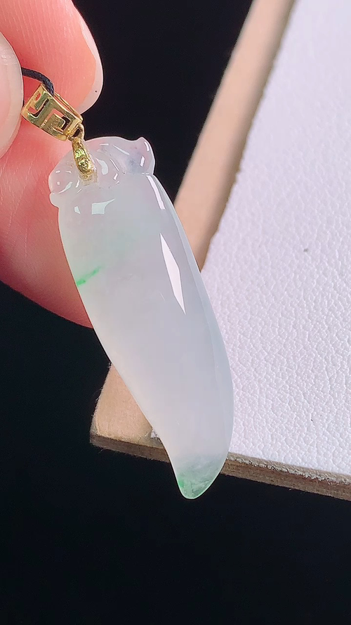 ️18K冰飘绿福瓜吊坠，无裂，尺寸:35.6-30.2-9.5-5.5mm 20